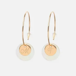 Boucles d'oreilles créoles personnalisées médailles gravées plaqué or initiale 10 mm et breloque nacre 15 mm