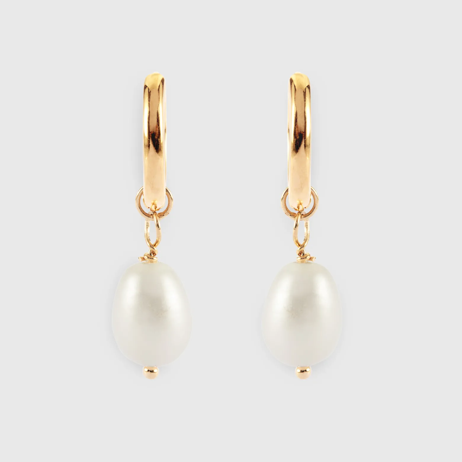 Boucles d'oreilles créoles perle nacre plaqué or
