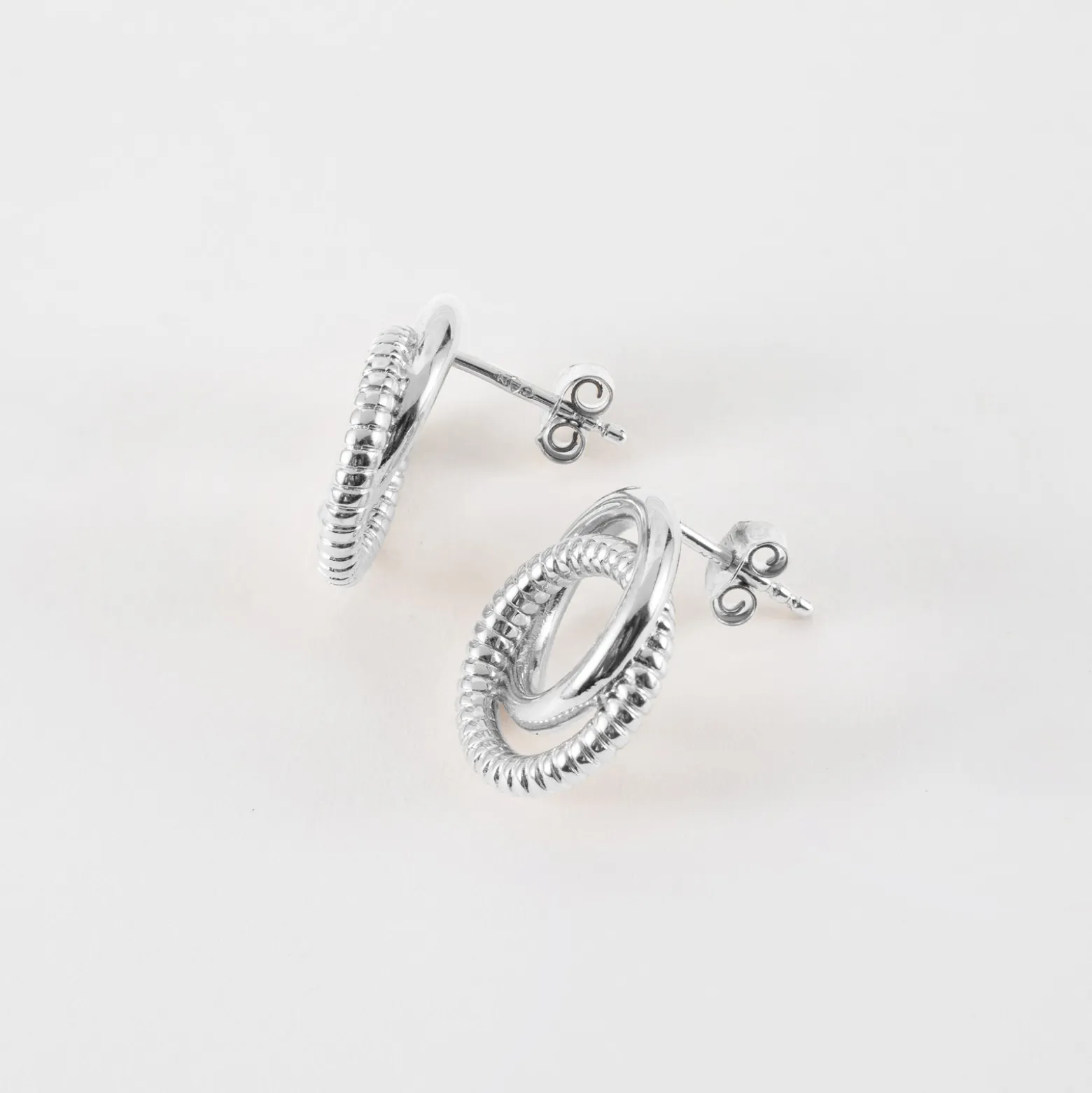 Boucles d'oreilles puces anneaux entrelacés argent