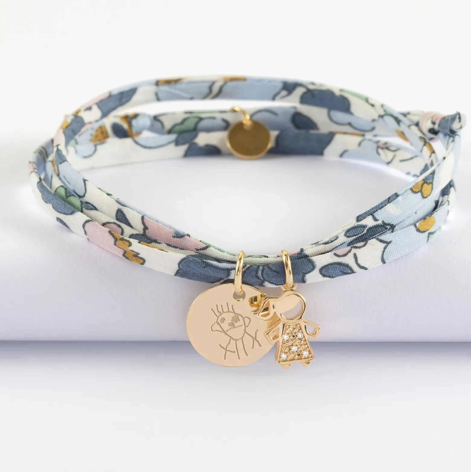Bracelet 3 tours Liberty personnalisé médaille gravée plaqué or 15 mm et breloque petite fille scintillante 12 mm