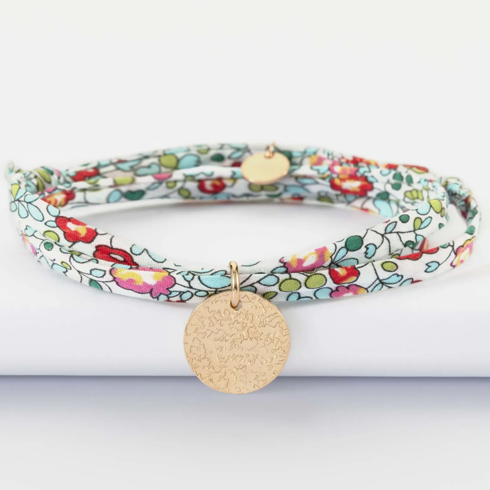 Bracelet 3 tours Liberty personnalisé médaille martelée gravée plaqué or 15 mm
