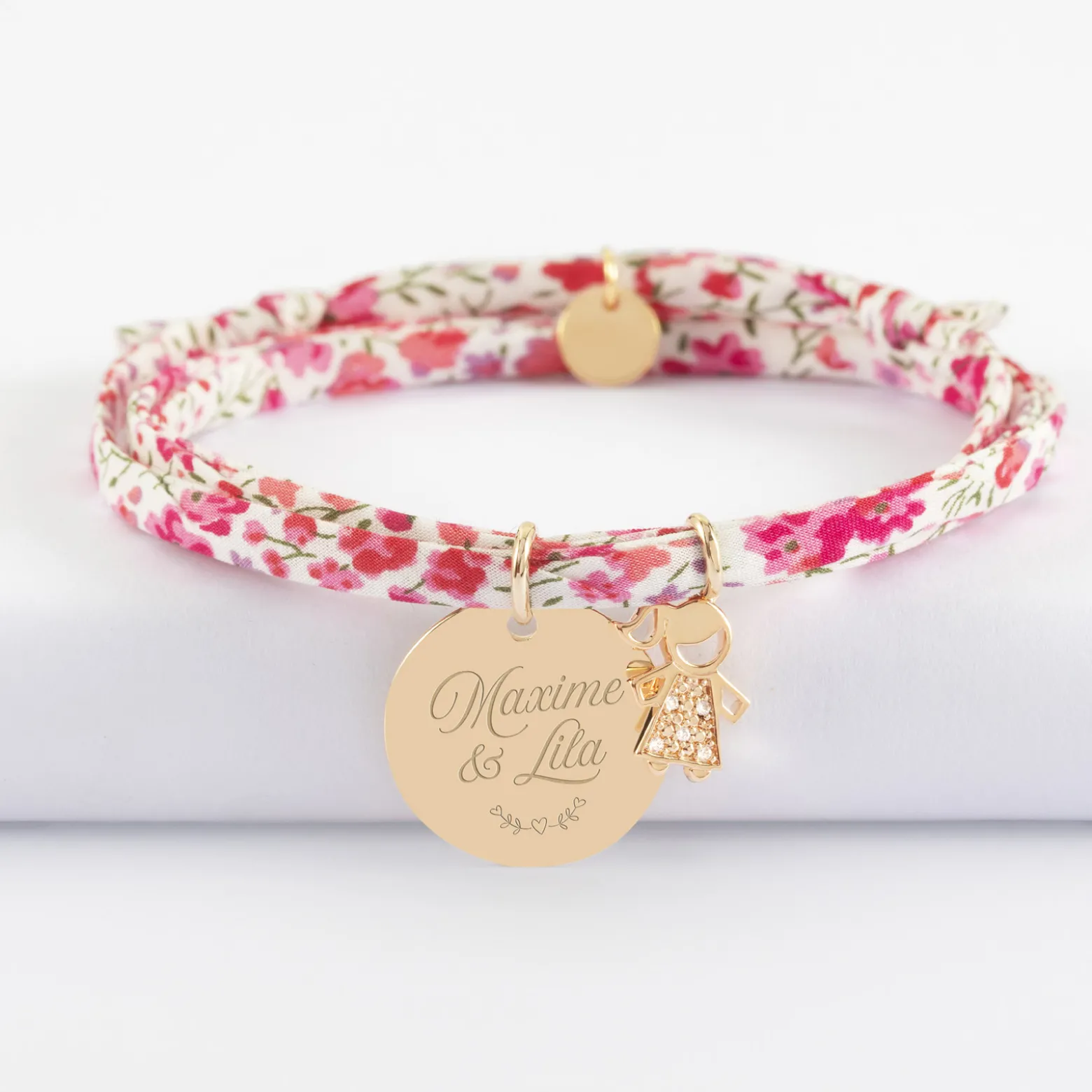 Bracelet 3 tours Liberty personnalisé médaille gravée plaqué or 19 mm et breloque petite fille scintillante 12 mm