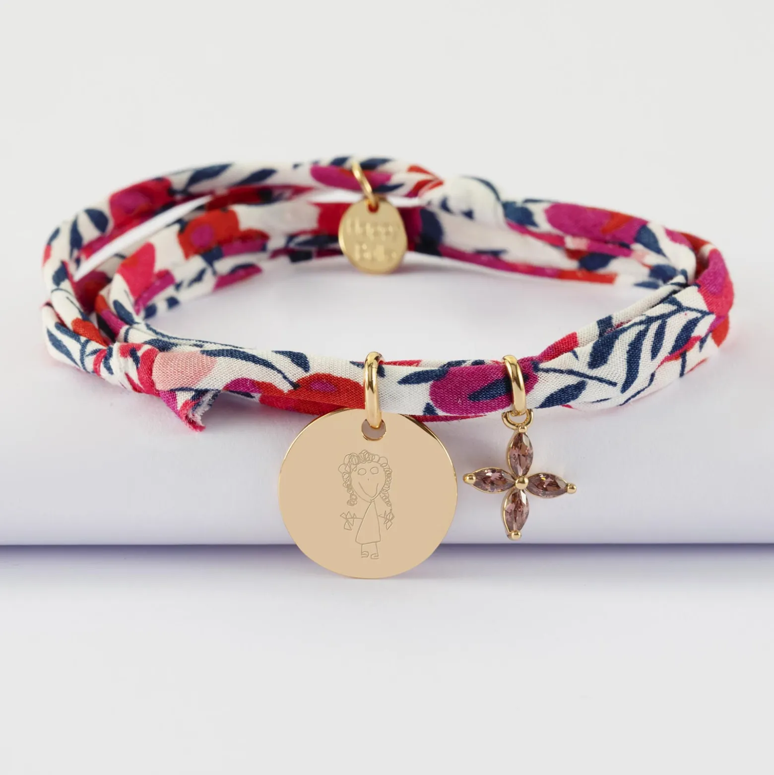 Bracelet 3 tours Liberty personnalisé médaille gravée plaqué or 15 mm et breloque fleur pétales zircons 10 mm