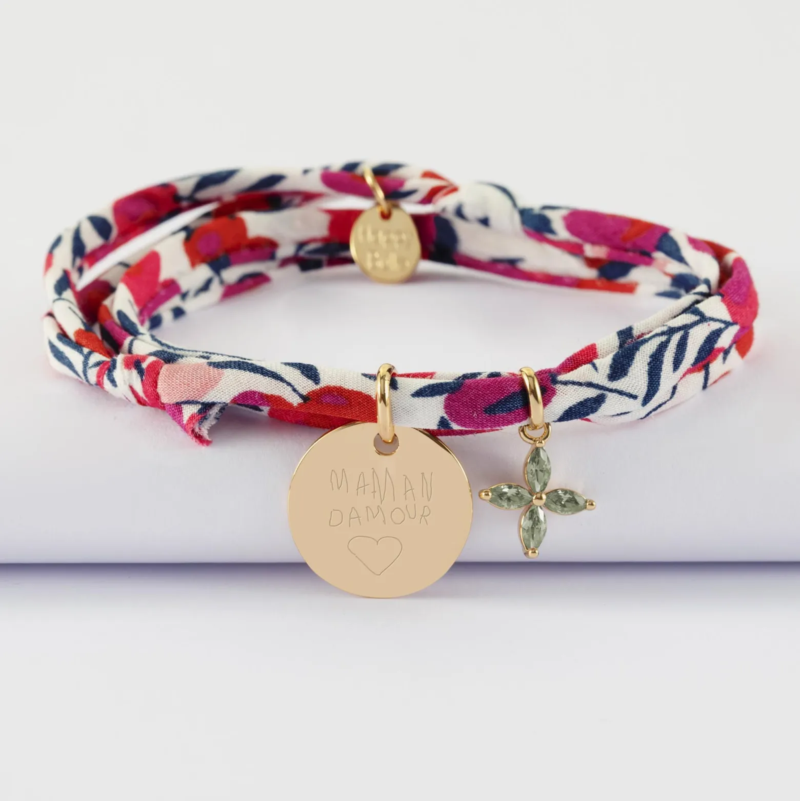 Bracelet 3 tours Liberty personnalisé médaille gravée plaqué or 15 mm et breloque fleur pétales zircons 10 mm