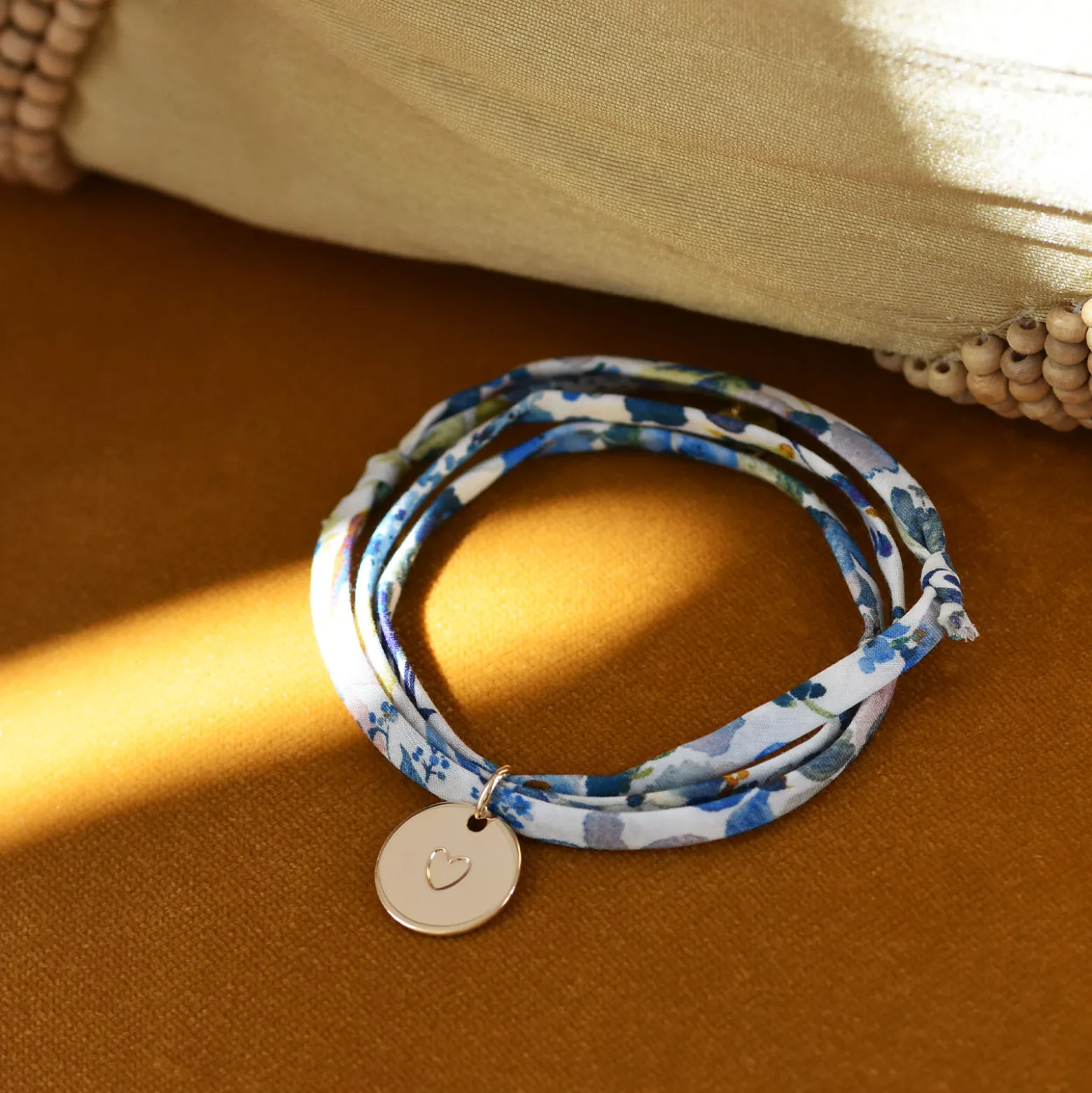 Bracelet 3 tours Liberty personnalisé médaille gravée plaqué or coeur estampillé 15 mm - HappyBulle x Atelier Wagram