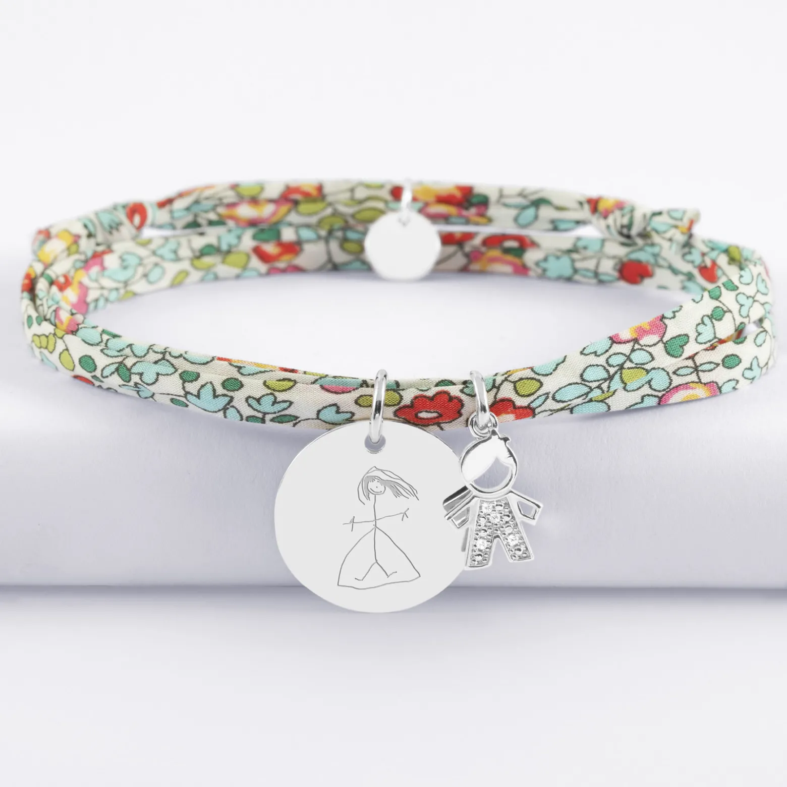 Bracelet 3 tours Liberty personnalisé médaille gravée argent 19 mm et breloque petit garçon scintillant 12 mm