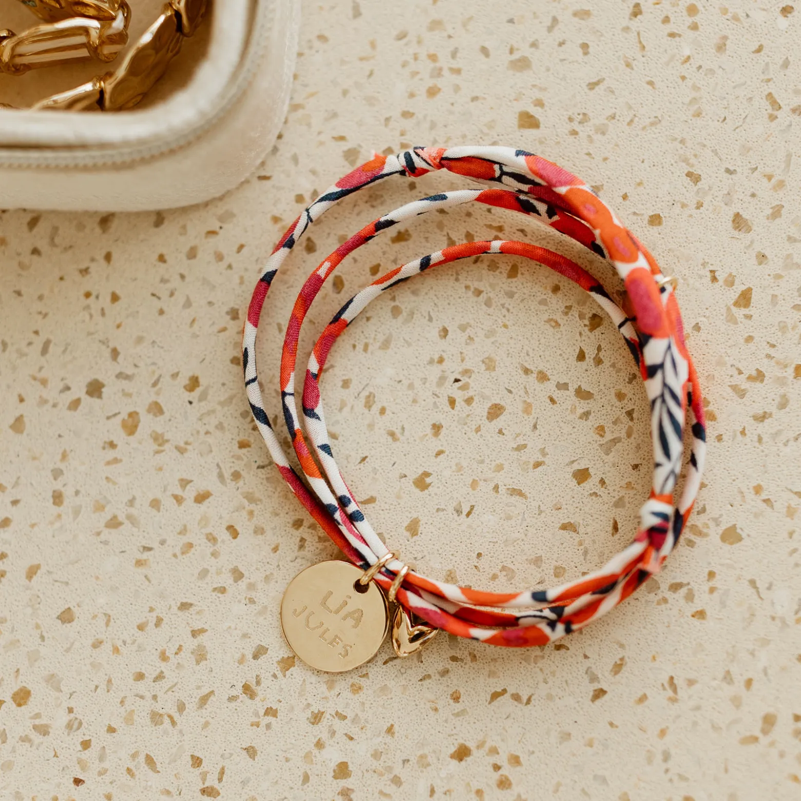 Bracelet 3 tours Liberty personnalisé médaille gravée plaqué or 15 mm et breloque petit coeur bombé 7 mm - HappyBulle x Atelier Wagram
