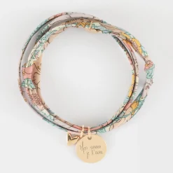 Bracelet 3 tours Liberty personnalisé médaille gravée plaqué or 15 mm et breloque petit coeur bombé 7 mm - HappyBulle x Atelier Wagram