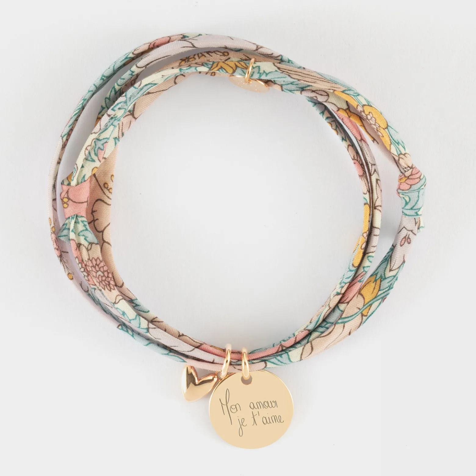 Bracelet 3 tours Liberty personnalisé médaille gravée plaqué or 15 mm et breloque petit coeur bombé 7 mm - HappyBulle x Atelier Wagram