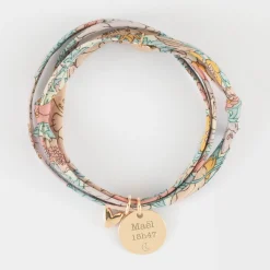 Bracelet 3 tours Liberty personnalisé médaille gravée plaqué or 15 mm et breloque petit coeur bombé 7 mm - HappyBulle x Atelier Wagram