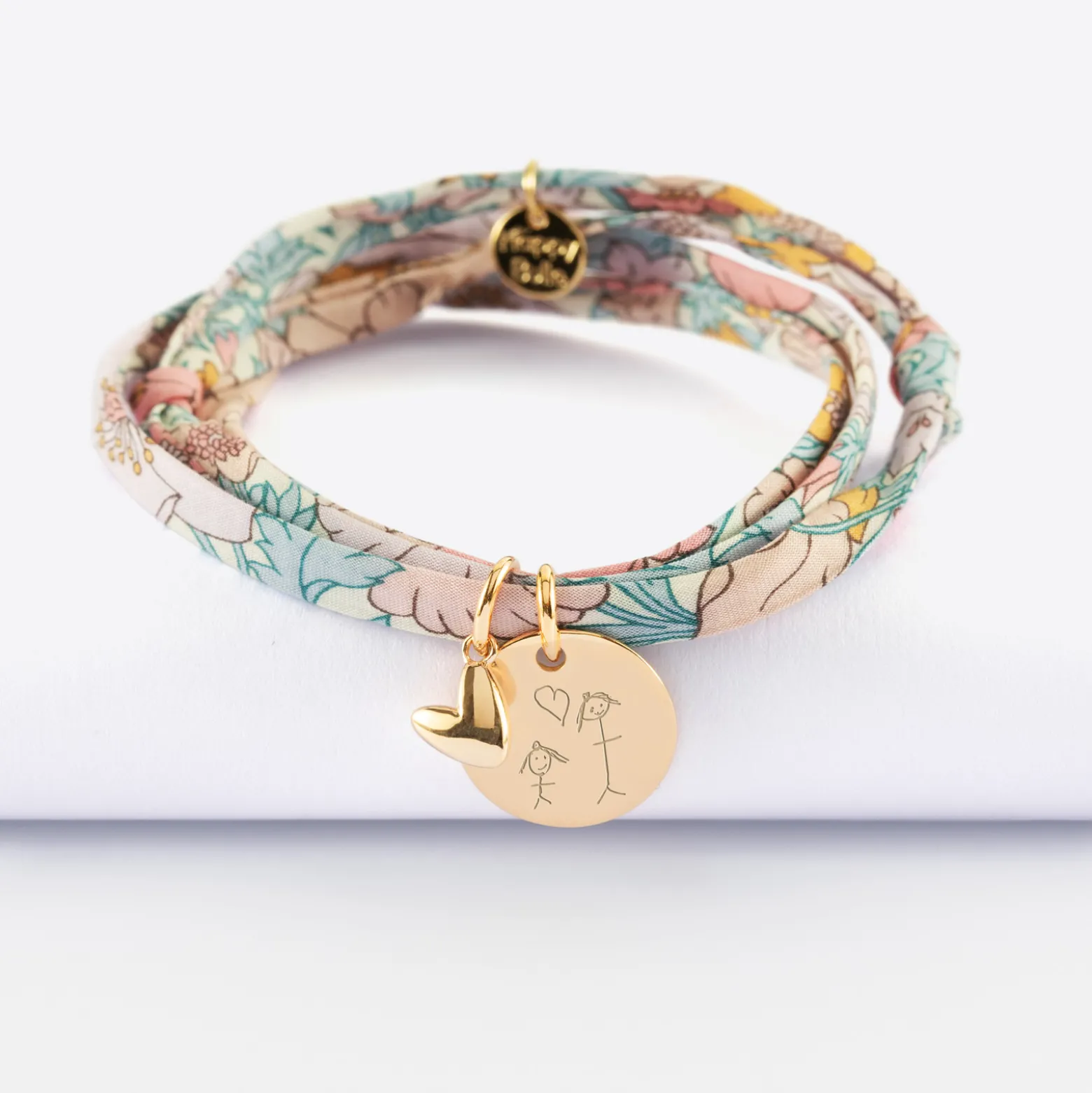 Bracelet 3 tours Liberty personnalisé médaille gravée plaqué or 15 mm et breloque petit coeur bombé 7 mm - HappyBulle x Atelier Wagram