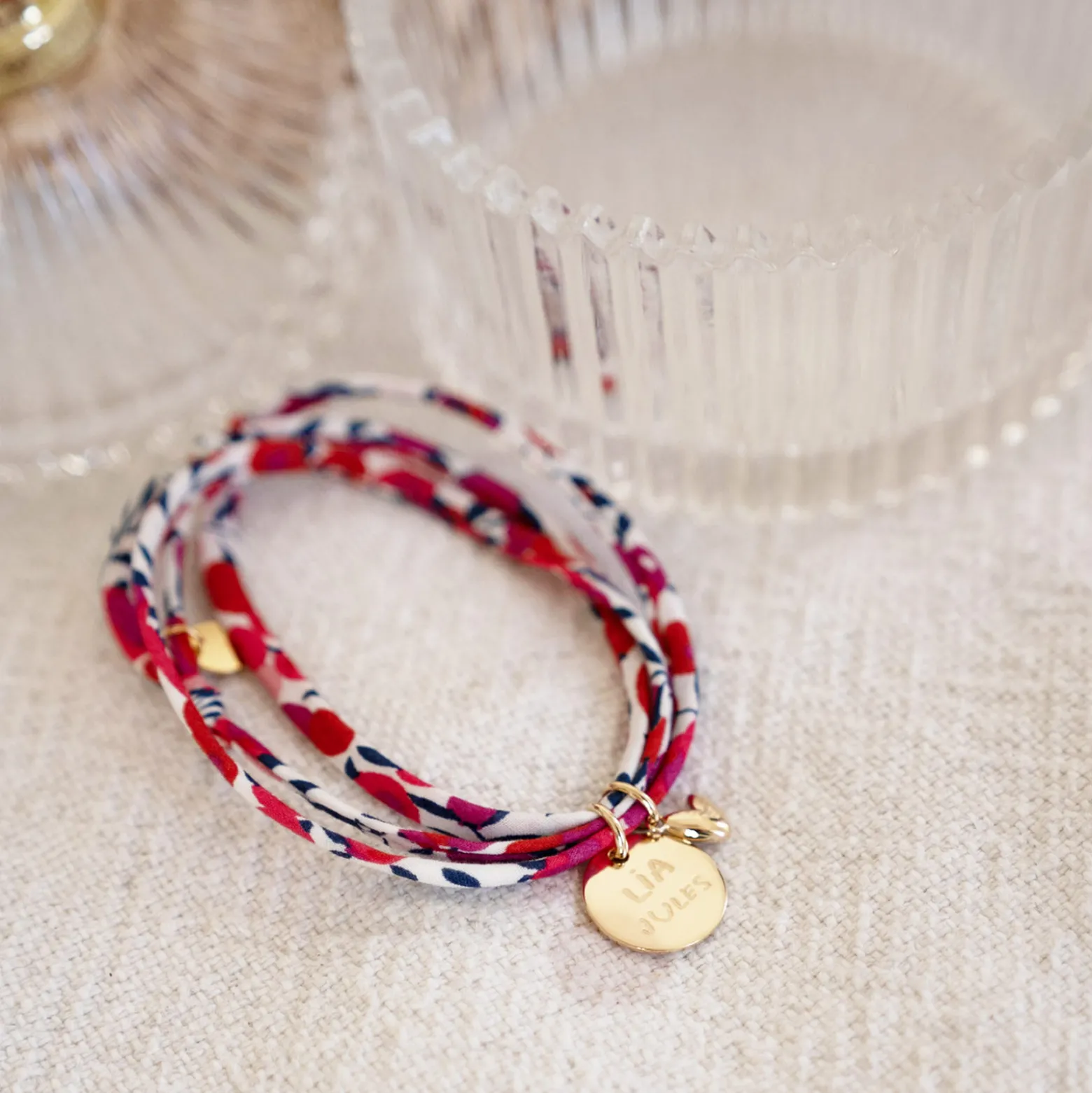Bracelet 3 tours Liberty personnalisé médaille gravée plaqué or 15 mm et breloque petit coeur bombé 7 mm - HappyBulle x Atelier Wagram