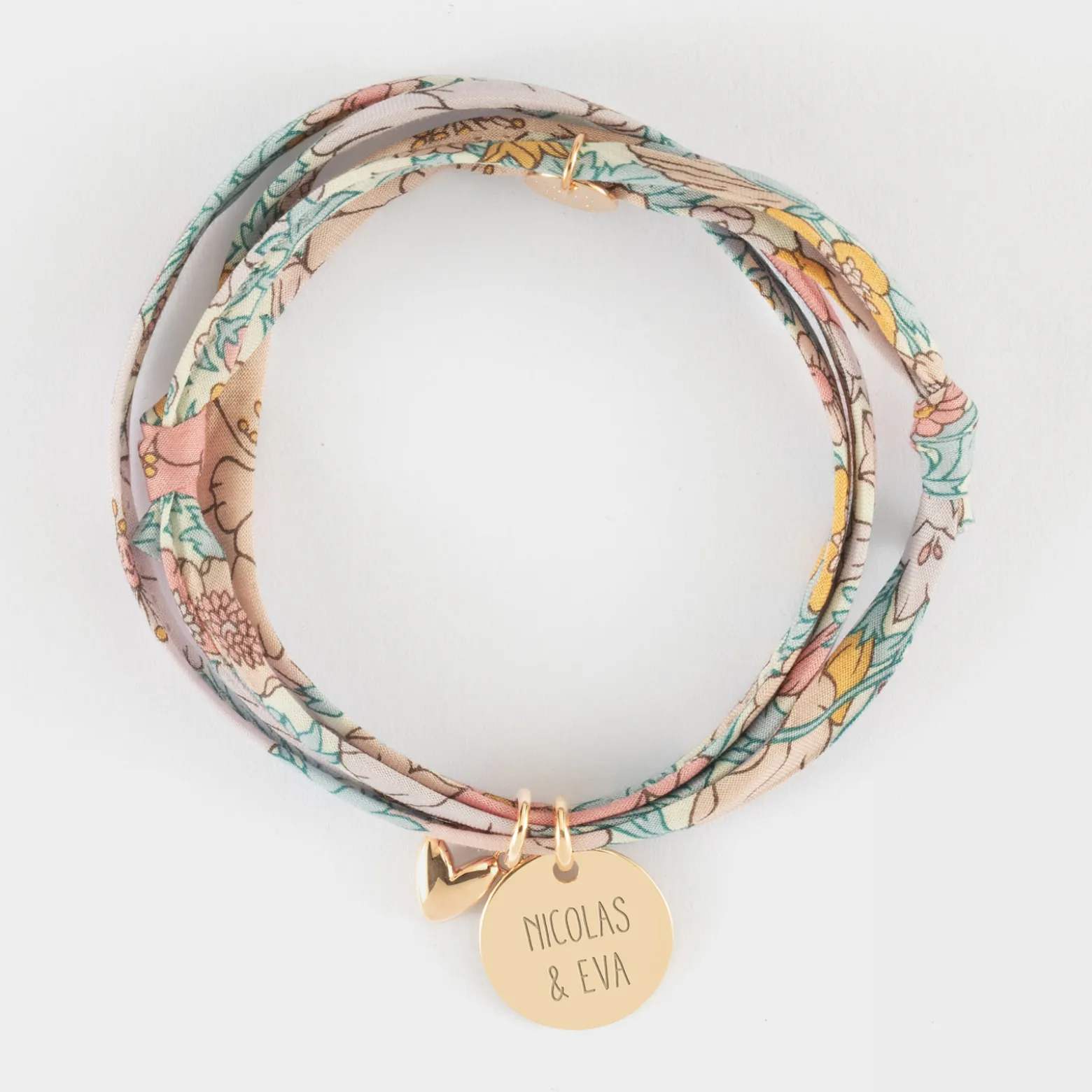 Bracelet 3 tours Liberty personnalisé médaille gravée plaqué or 15 mm et breloque petit coeur bombé 7 mm - HappyBulle x Atelier Wagram
