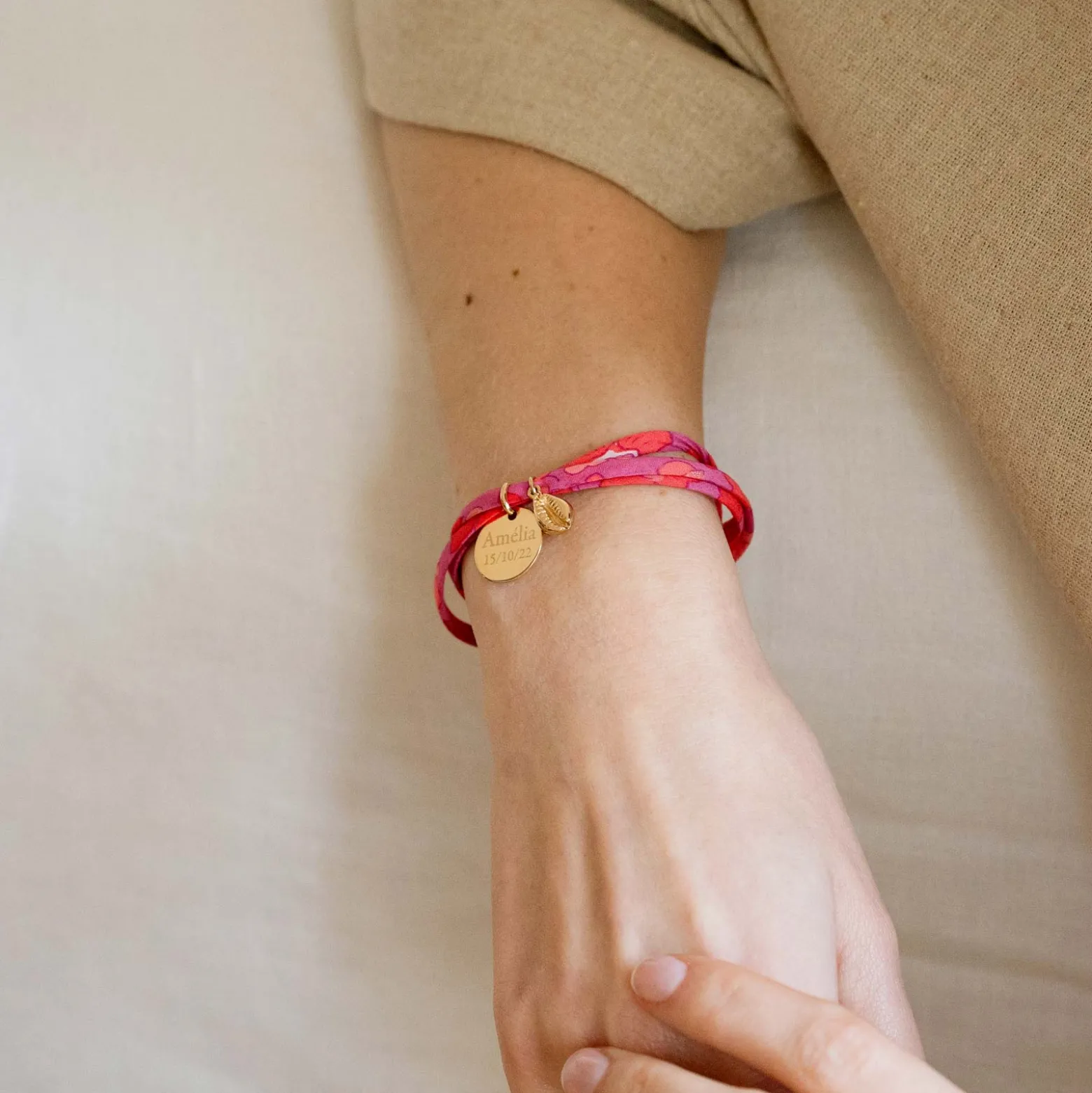 Bracelet 3 tours Liberty personnalisé médaille gravée plaqué or 15 mm et breloque coquillage cauri 10 mm