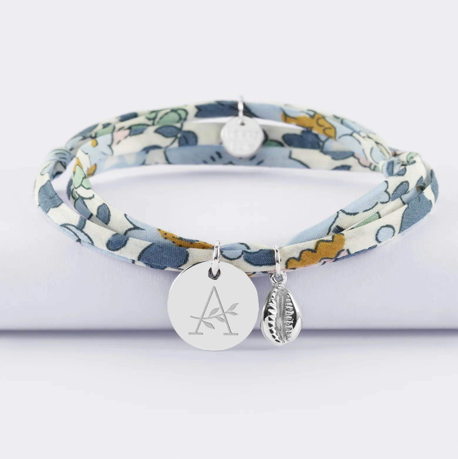 Bracelet 3 tours Liberty personnalisé médaille gravée argent 15 mm et breloque coquillage cauri 10 mm
