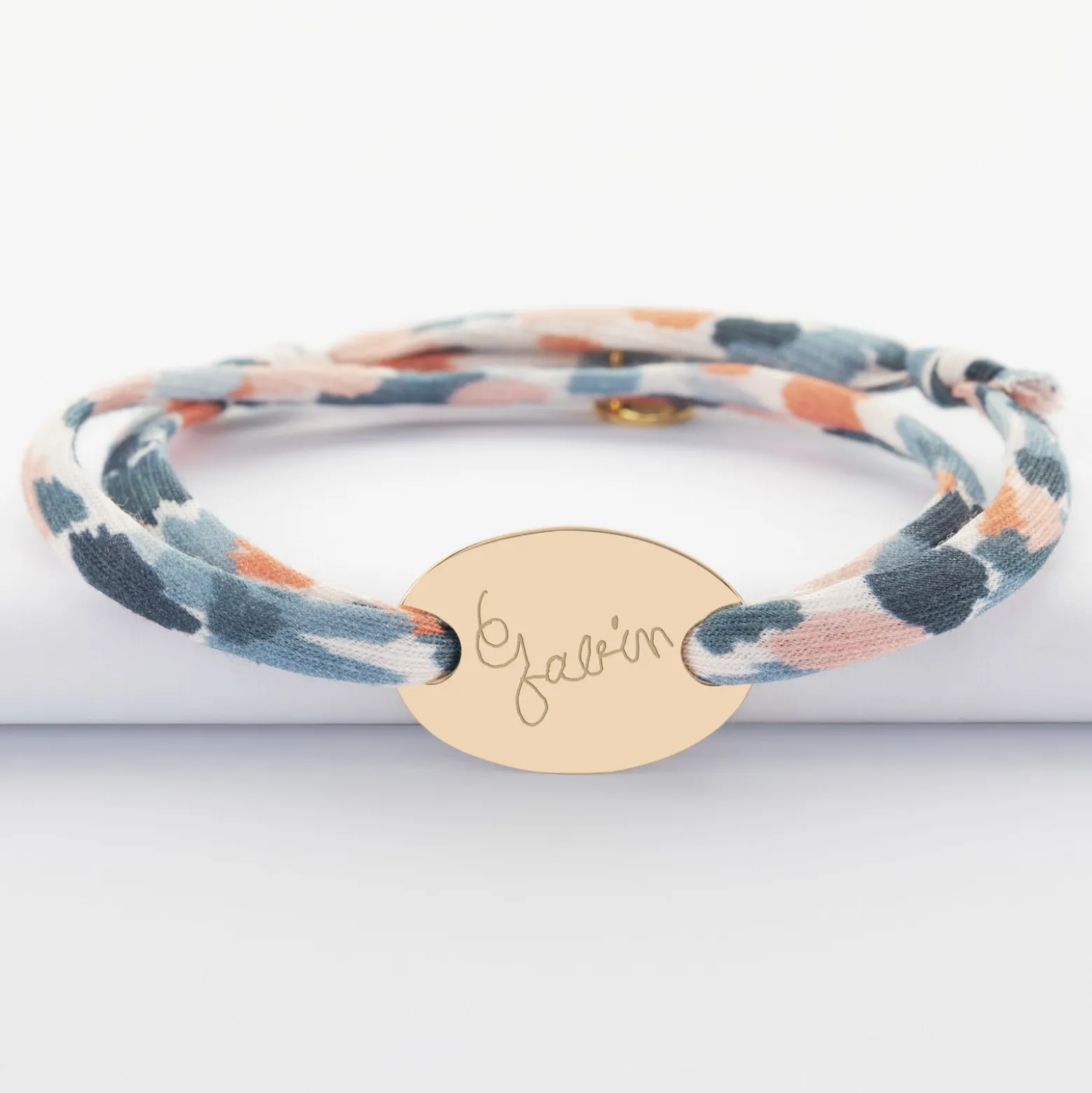 Bracelet 2 tours Liberty personnalisé médaille gravée plaqué or ovale 25x16 mm