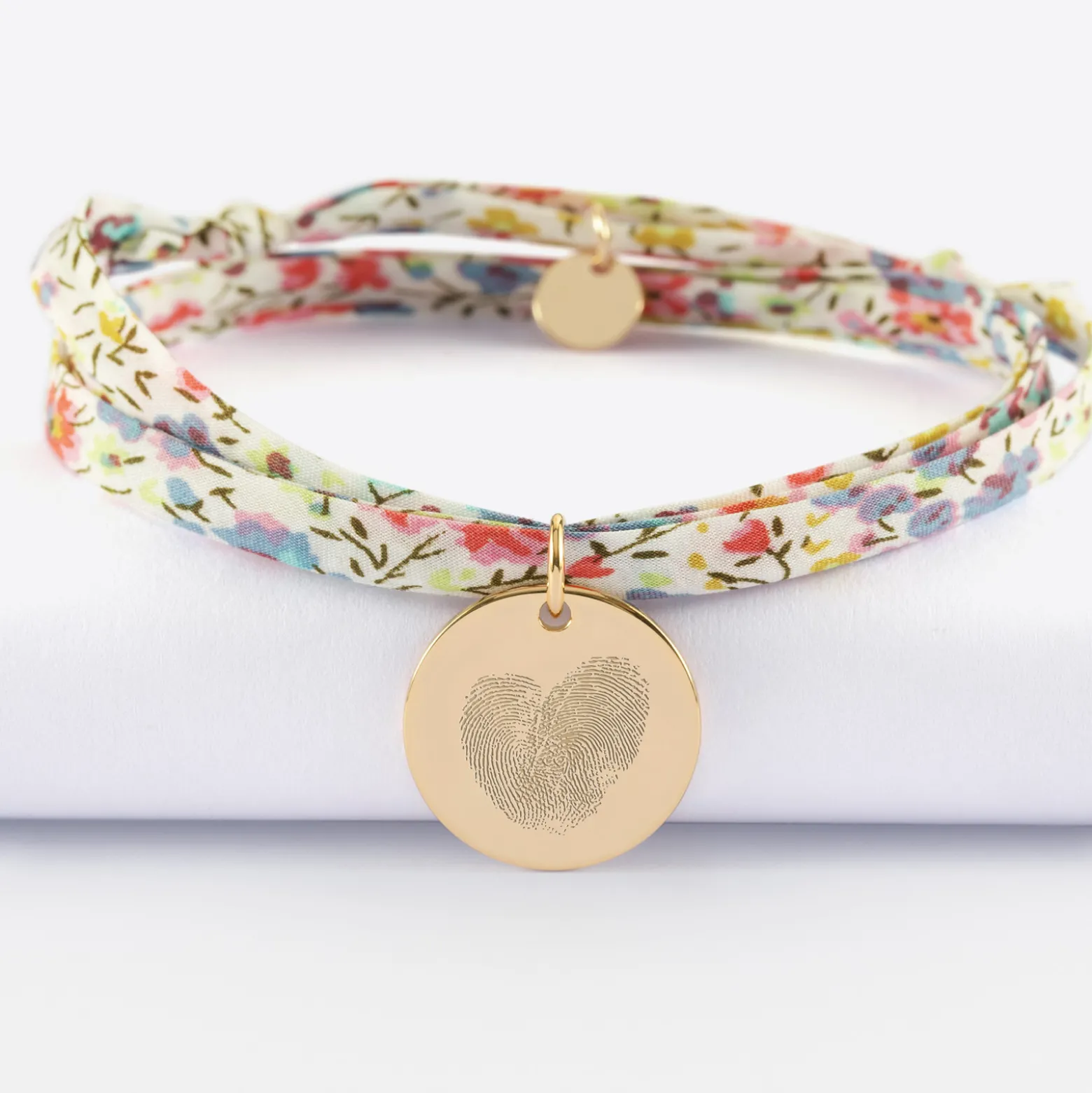 Bracelet 3 tours Liberty personnalisé médaille gravée plaqué or coeur émail rouge 19 mm - HappyBulle x Atelier Wagram