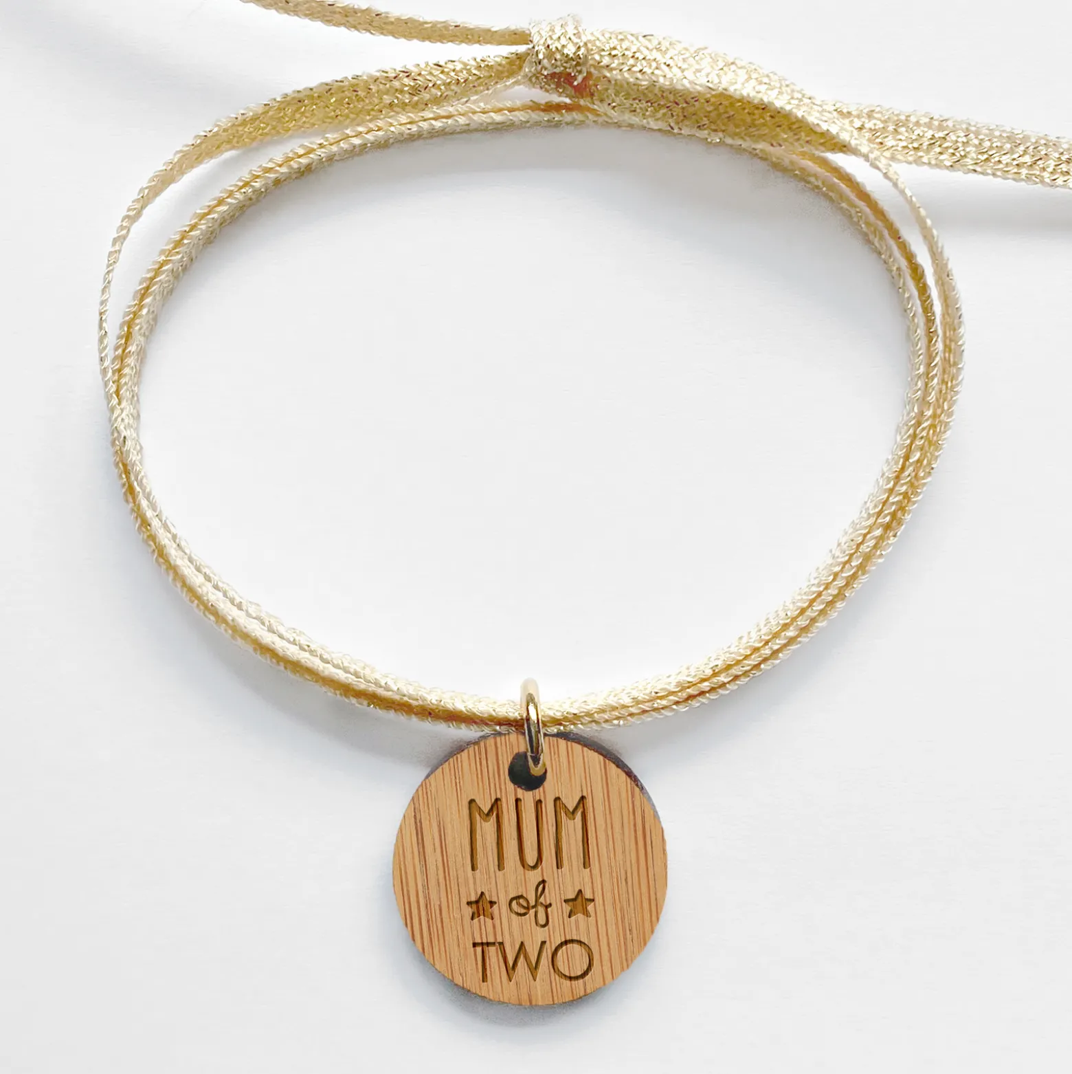 Bracelet 3 tours médaille gravée bois dormeuse ronde 20 mm "Mum of two"