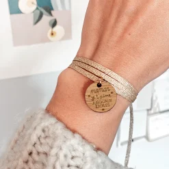 Bracelet 3 tours médaille gravée bois dormeuse ronde 20 mm "Maman je t'aime"