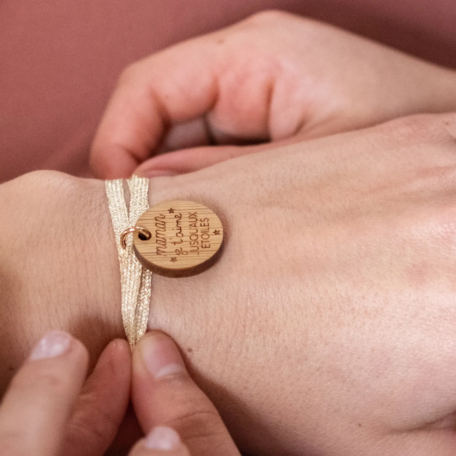 Bracelet 3 tours médaille gravée bois dormeuse ronde 20 mm "Maman je t'aime"
