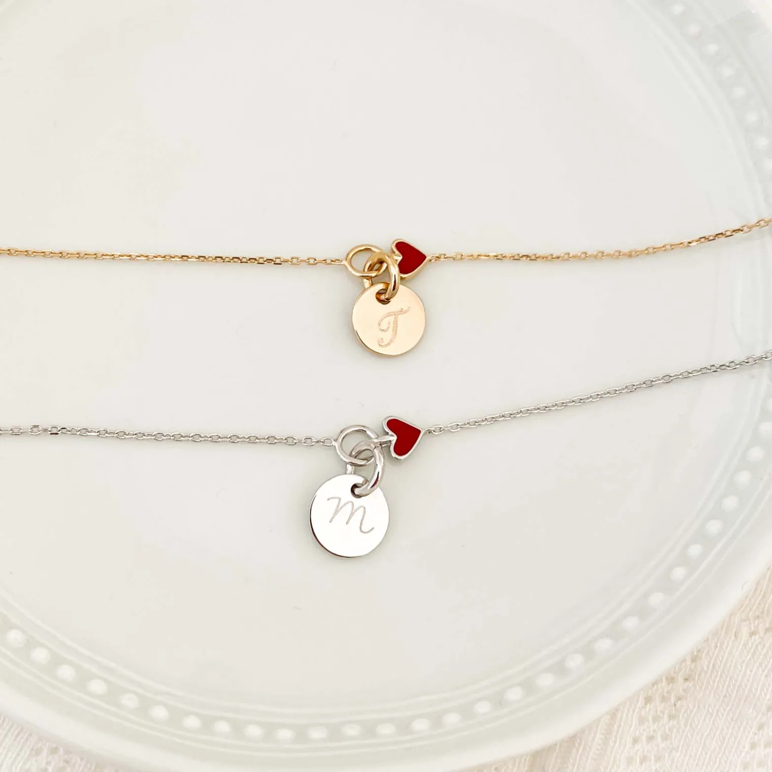 Bracelet chaîne coeur émail rouge personnalisé médaille gravée plaqué or 10 mm