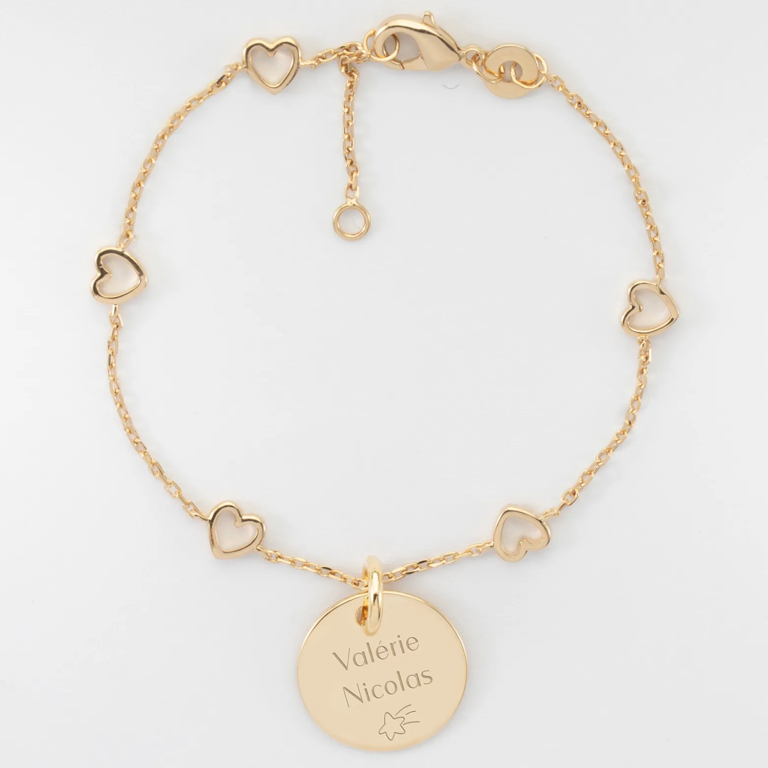 Bracelet chaîne coeurs ajourés personnalisé médaille gravée plaqué or 15 mm