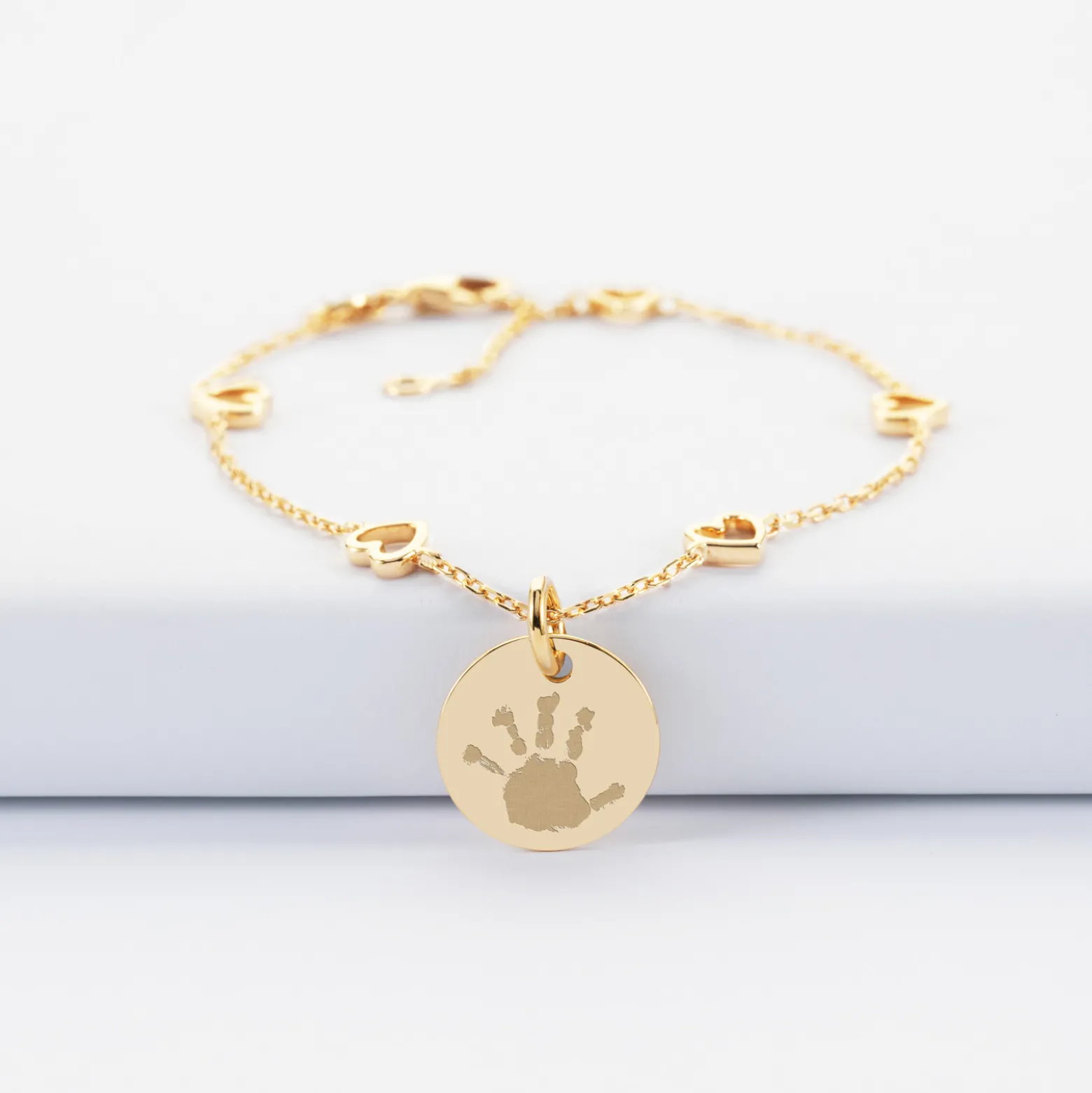 Bracelet chaîne coeurs ajourés personnalisé médaille gravée plaqué or 15 mm