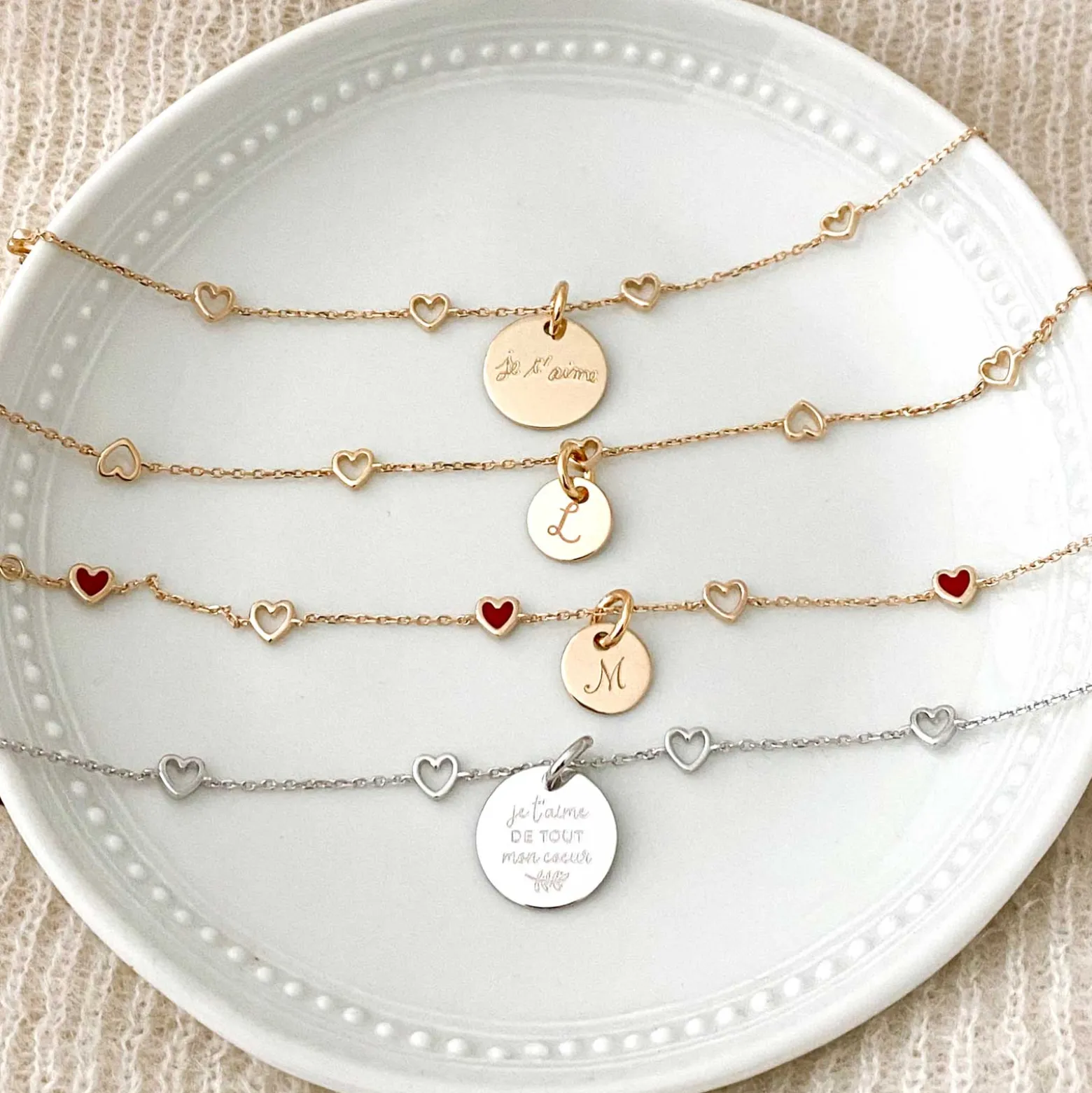 Bracelet chaîne coeurs ajourés personnalisé médaille gravée plaqué or 15 mm