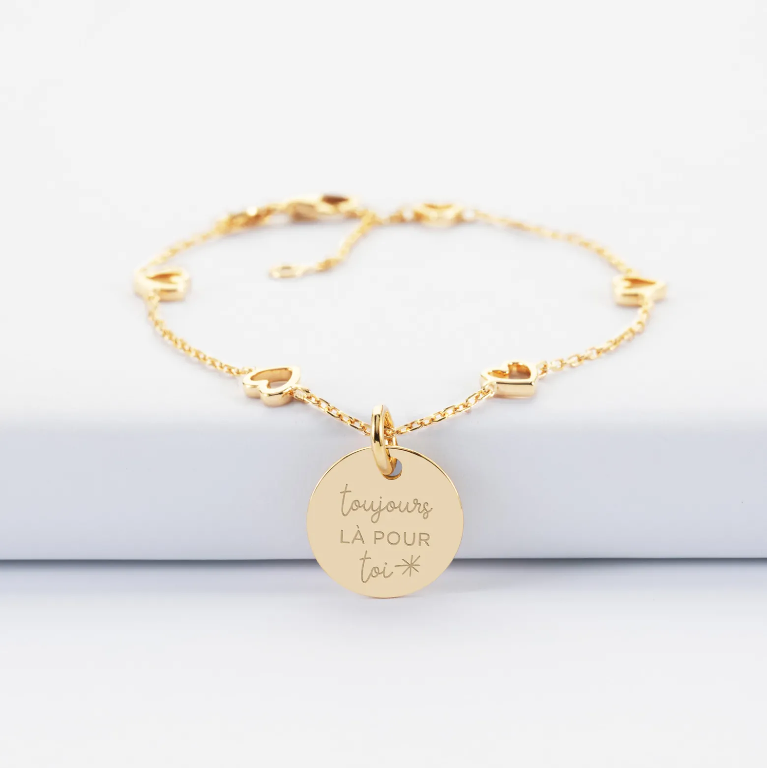 Bracelet chaîne coeurs ajourés personnalisé médaille gravée plaqué or 15 mm