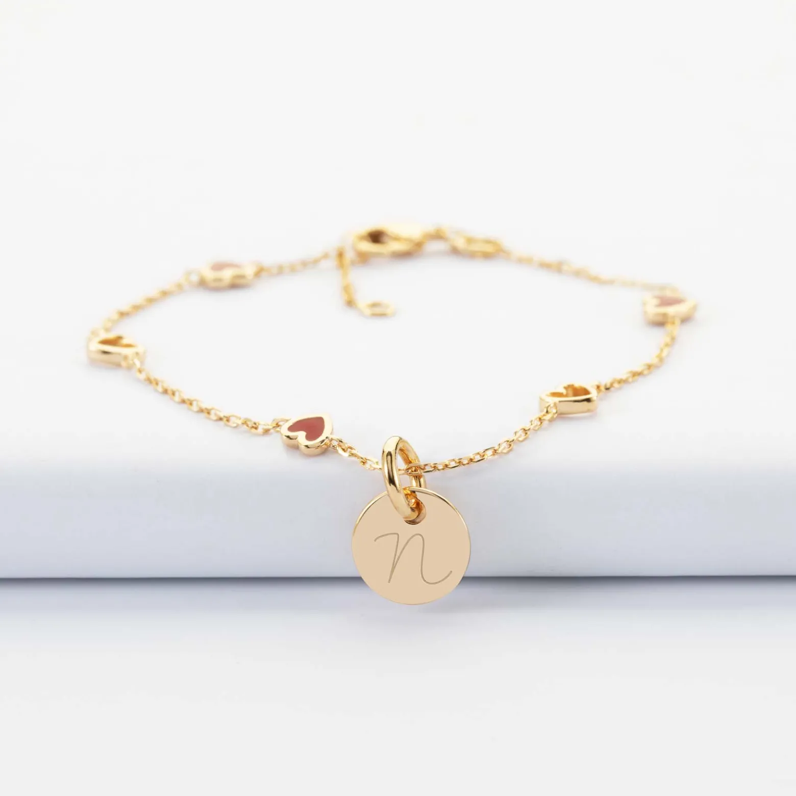 Bracelet chaîne coeurs ajourés et email personnalisé médaille gravée plaqué or 10 mm