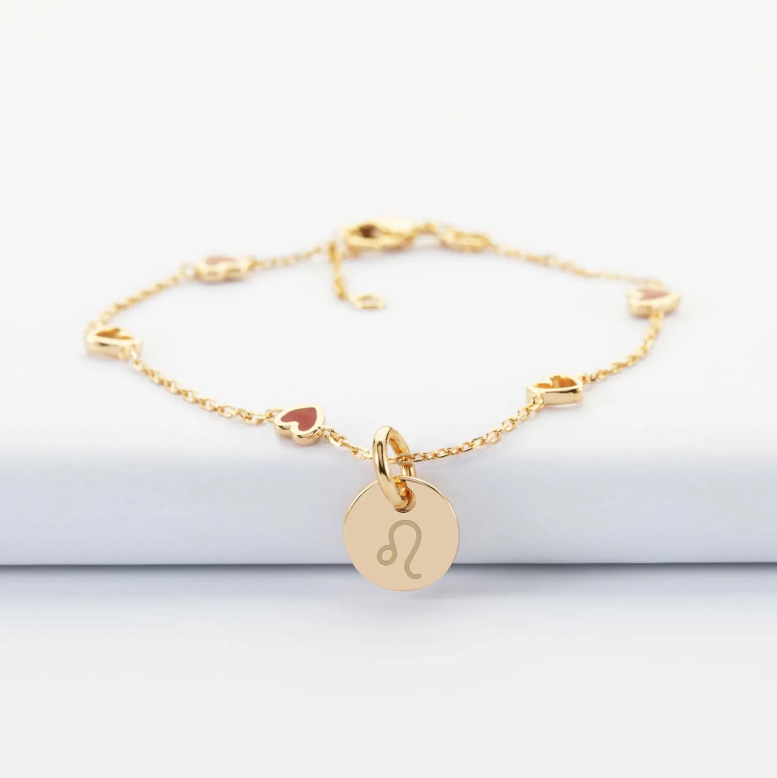 Bracelet chaîne coeurs ajourés et email personnalisé médaille gravée plaqué or 10 mm