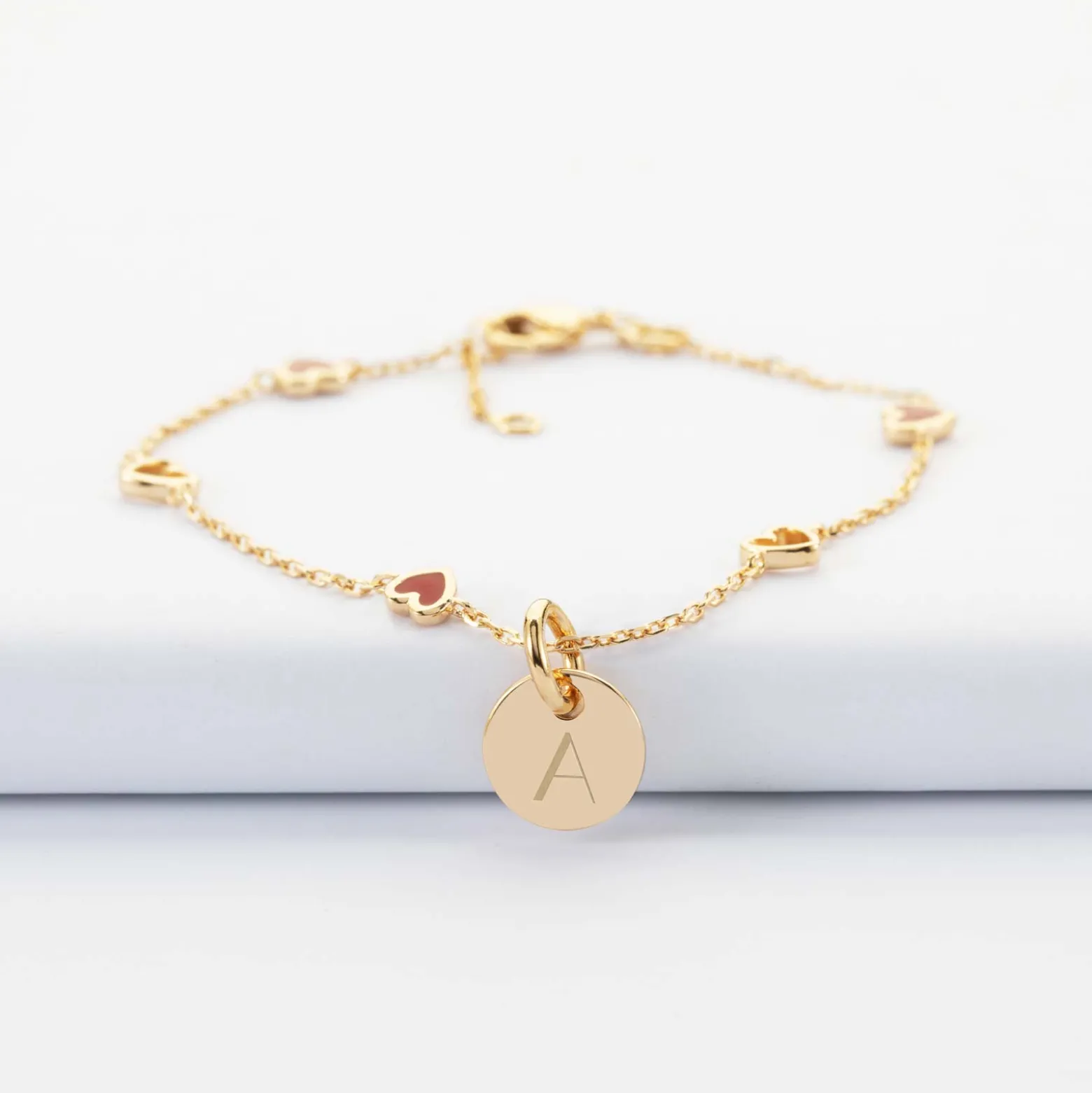 Bracelet chaîne coeurs ajourés et email personnalisé médaille gravée plaqué or 10 mm