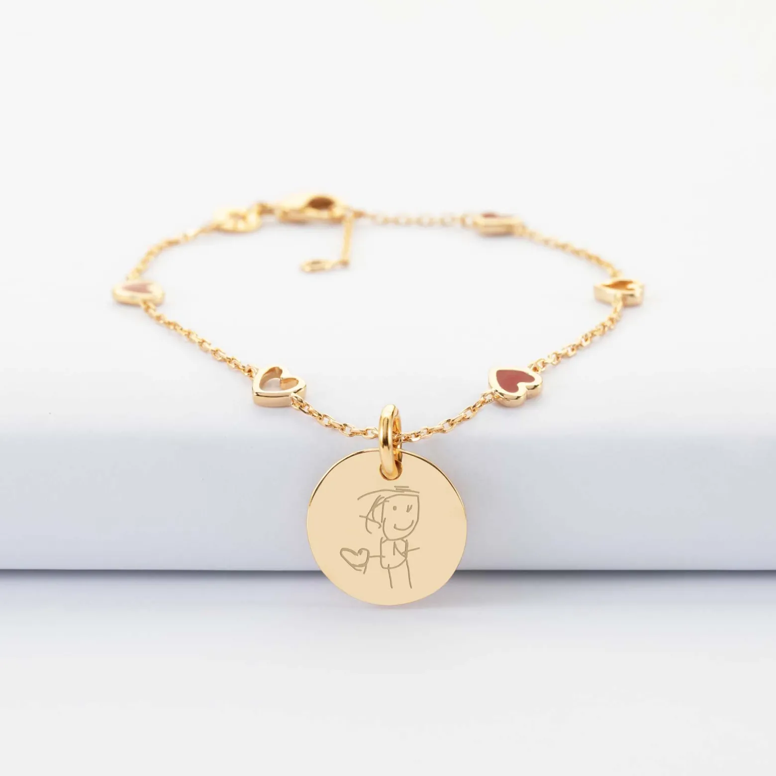 Bracelet chaîne coeurs ajourés et email personnalisé médaille gravée plaqué or 15 mm