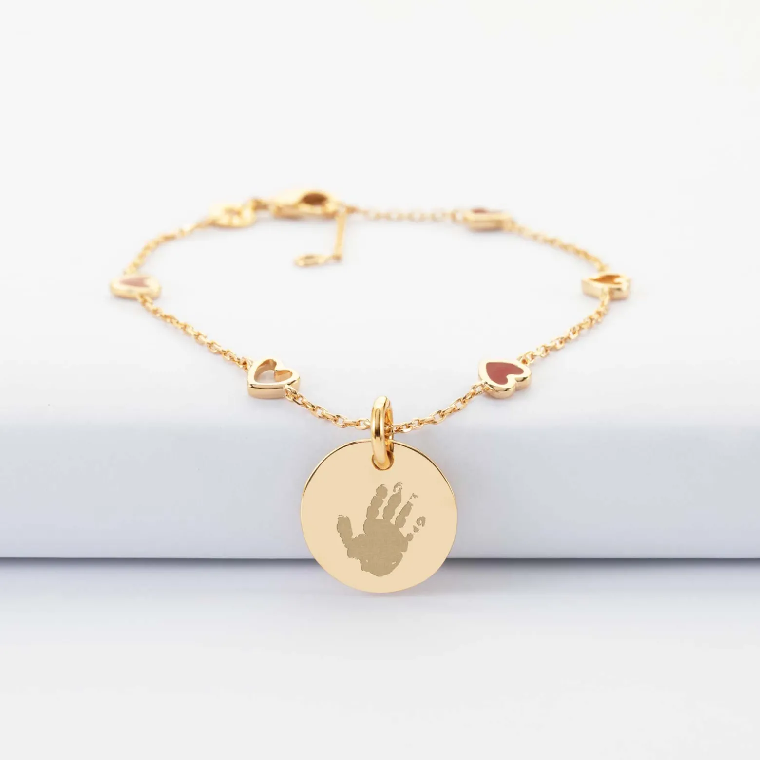 Bracelet chaîne coeurs ajourés et email personnalisé médaille gravée plaqué or 15 mm