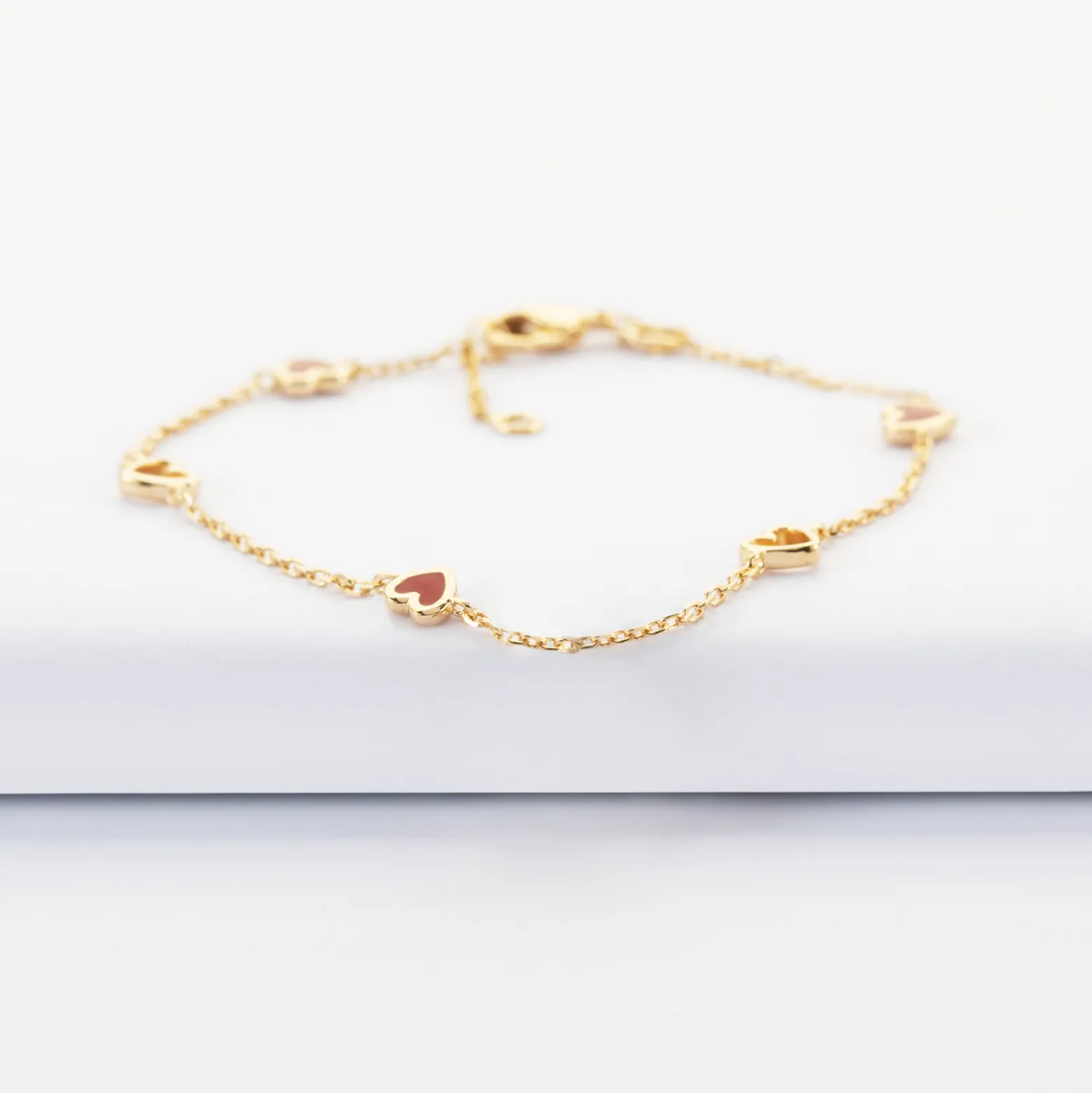 Bracelet chaîne coeurs ajourés et email plaqué or