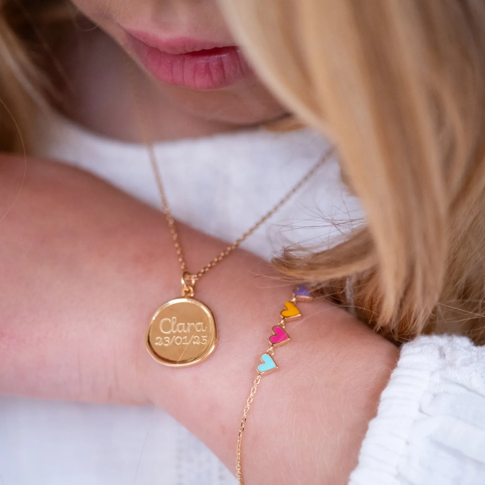 Bracelet chaîne enfant cœur email multicolore plaqué or