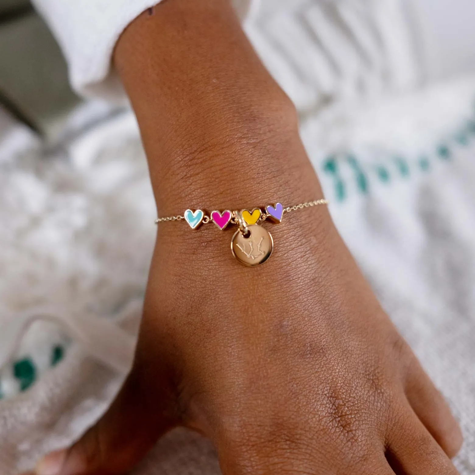 Bracelet chaîne enfant cœur email multicolore personnalisé médaille gravée plaqué or 10 mm
