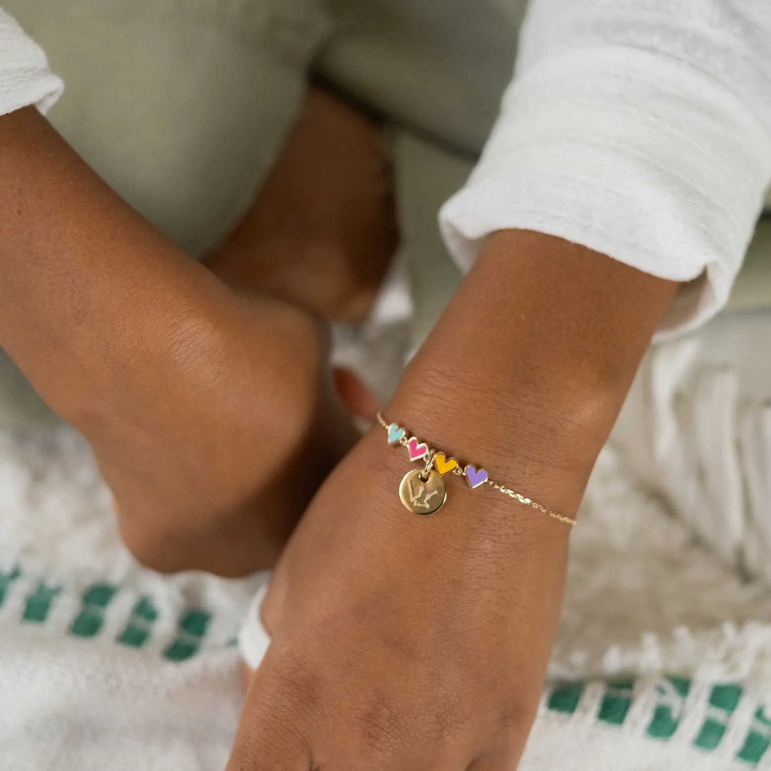 Bracelet chaîne enfant cœur email multicolore personnalisé médaille gravée plaqué or 10 mm