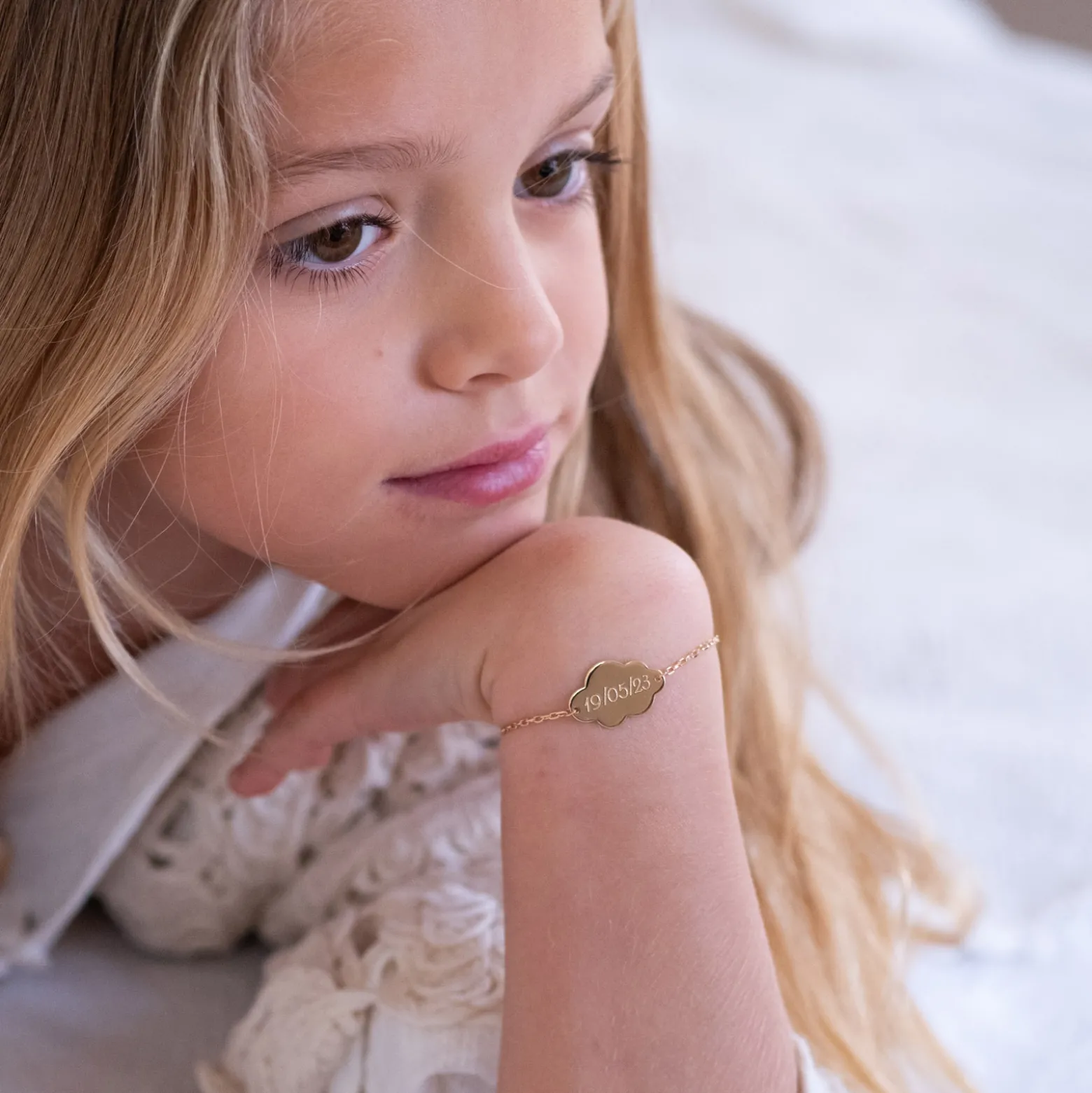 Bracelet chaîne enfant personnalisé médaille gravée plaqué or nuage 2 trous 20x14 mm