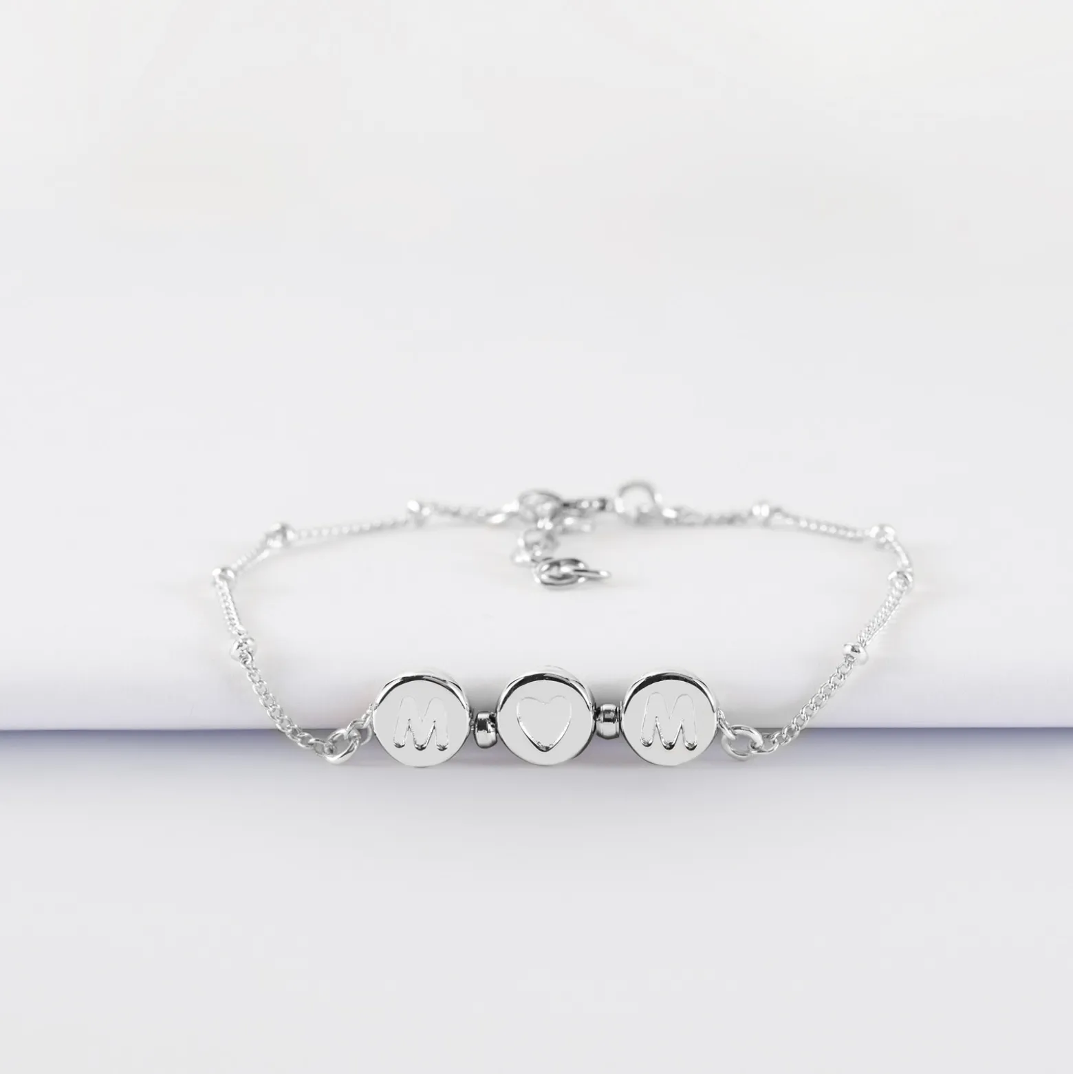 Bracelet chaîne Maman pastilles estampillées "Mom" argent
