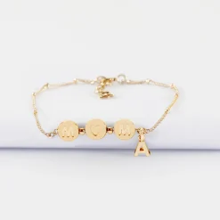 Bracelet chaîne Maman pastilles estampillées "Mom" plaqué or et breloque lettre initiale 5 mm