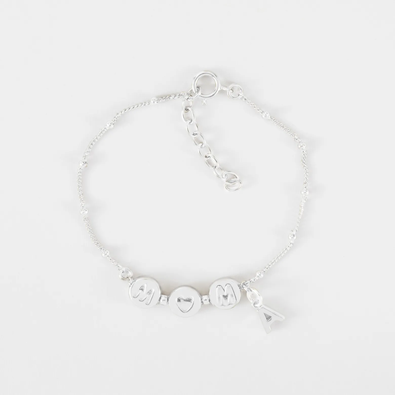Bracelet chaîne Maman pastilles estampillées "Mom" argent et breloque lettre initiale 5 mm