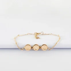 Bracelet chaîne Maman pastilles estampillées "Mom" plaqué or