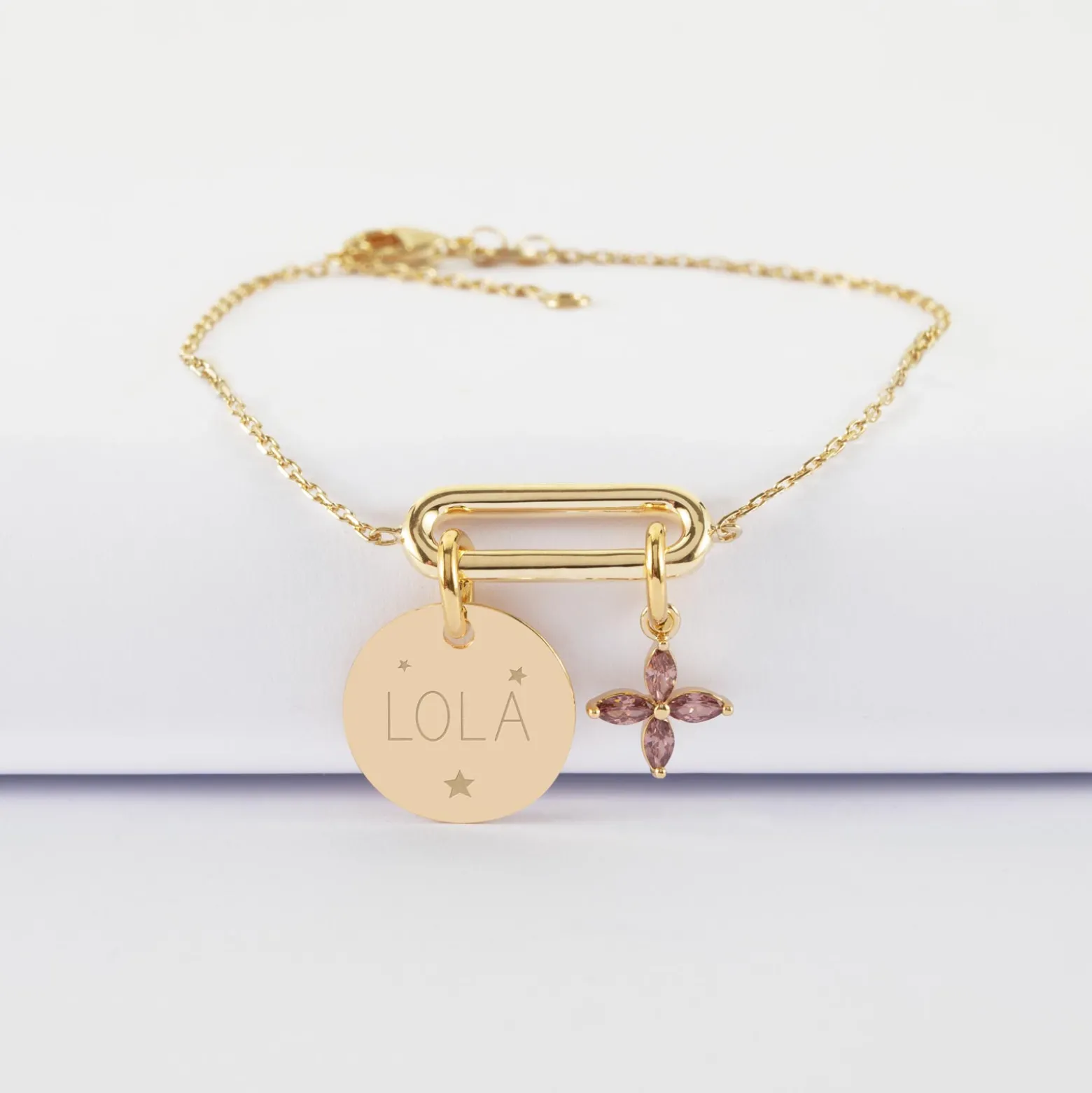 Bracelet chaîne ovale ouvert personnalisé médaille gravée plaqué or 15 mm et breloque fleur pétales zircons 10 mm