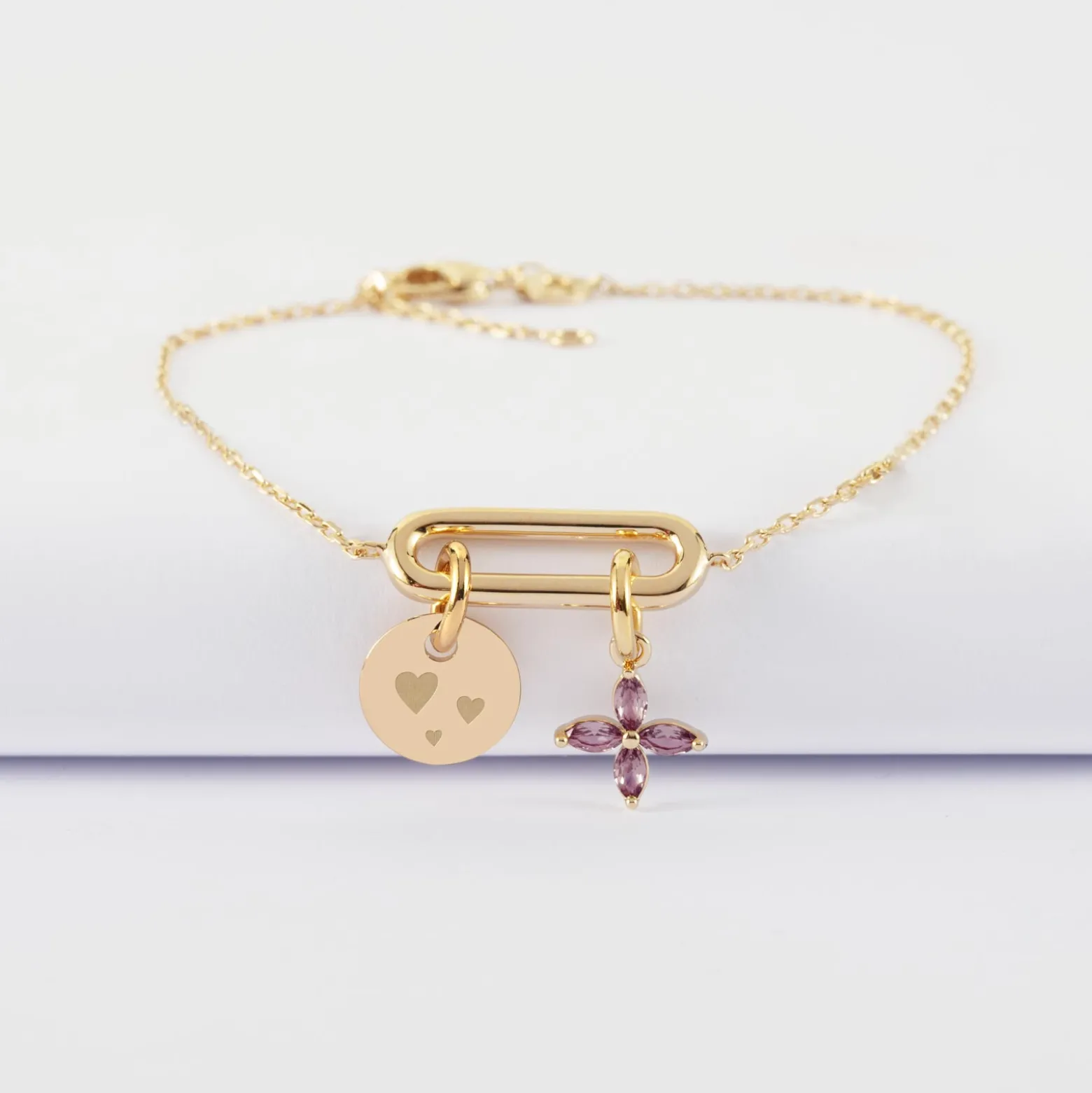 Bracelet chaîne ovale ouvert personnalisé médaille gravée plaqué or 10 mm et breloque fleur pétales zircons 10 mm