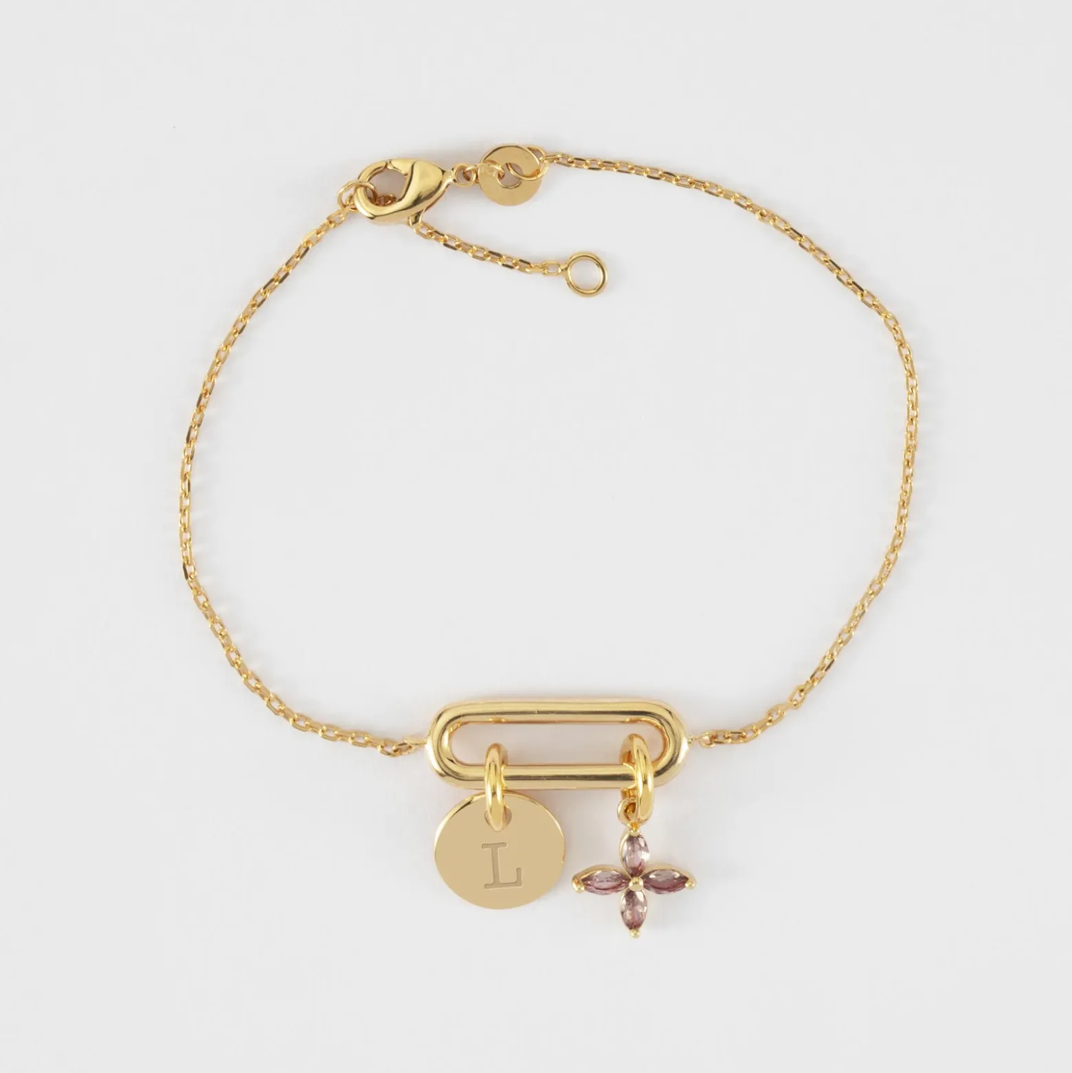 Bracelet chaîne ovale ouvert personnalisé médaille gravée plaqué or 10 mm et breloque fleur pétales zircons 10 mm
