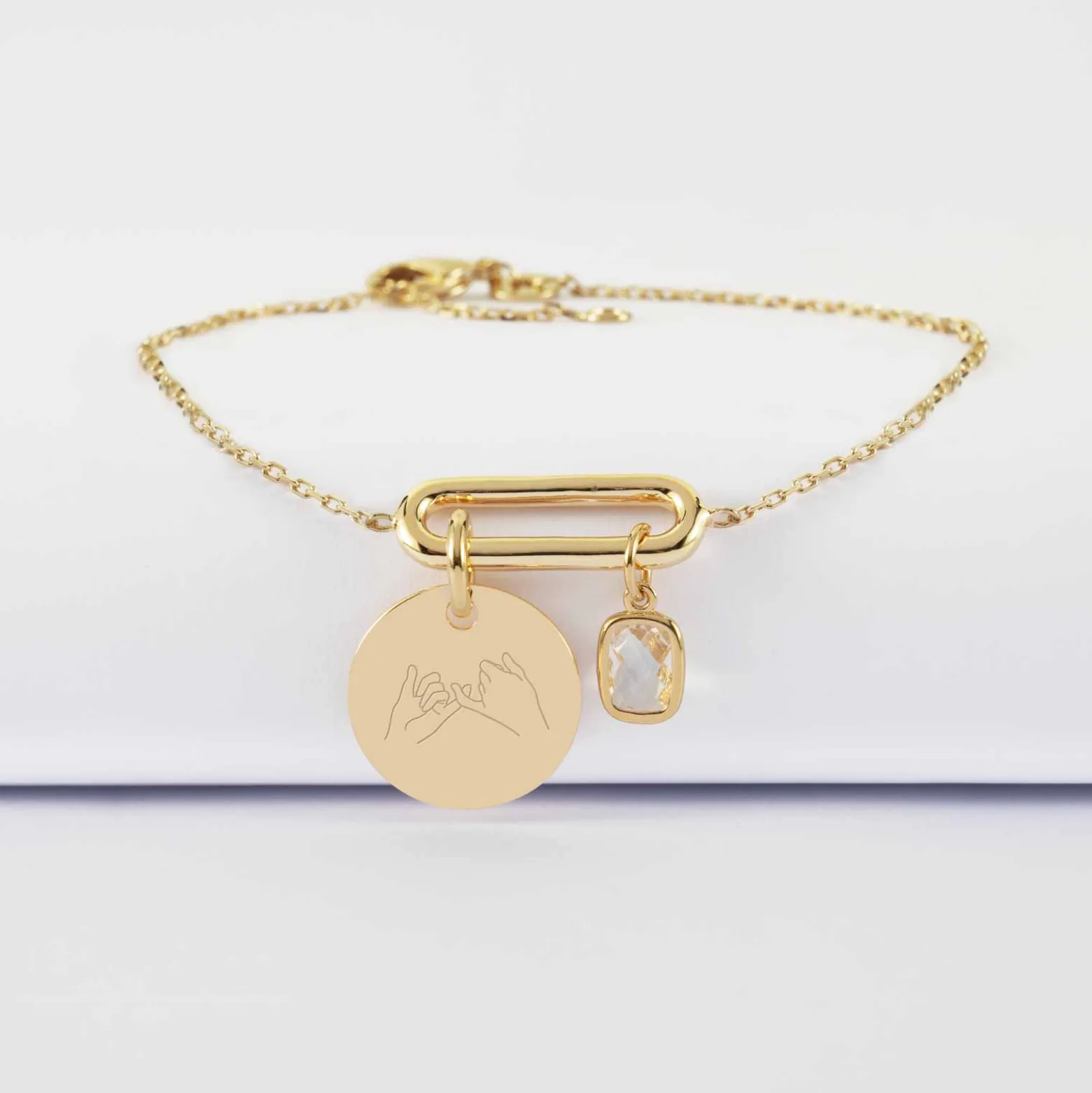 Bracelet chaîne ovale ouvert personnalisé médaille gravée plaqué or 15 mm et breloque rectangle zircon plaqué or 9 mm
