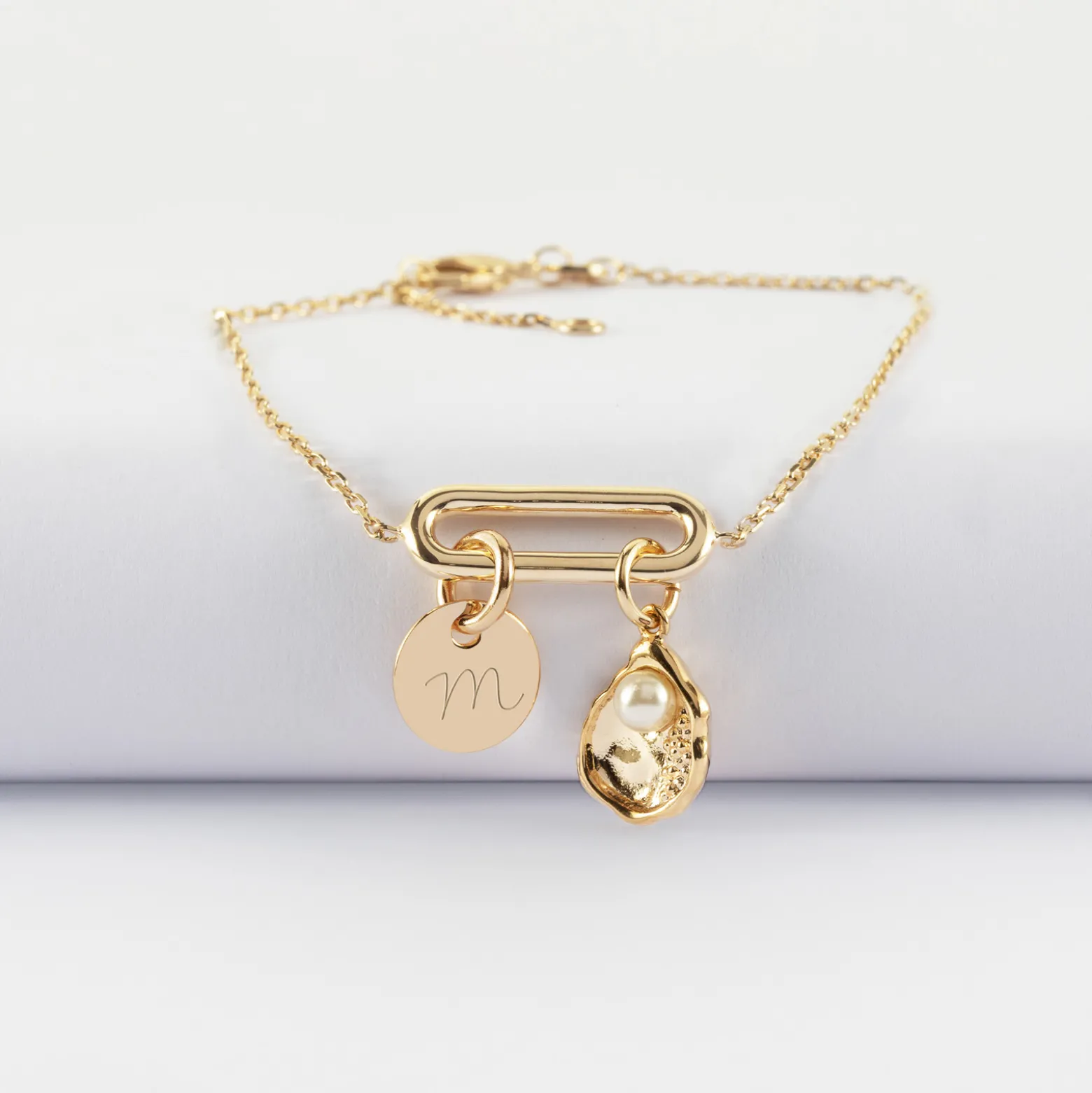 Bracelet chaîne ovale ouvert personnalisé médaille gravée plaqué or 15 mm et breloque coquillage perle blanche