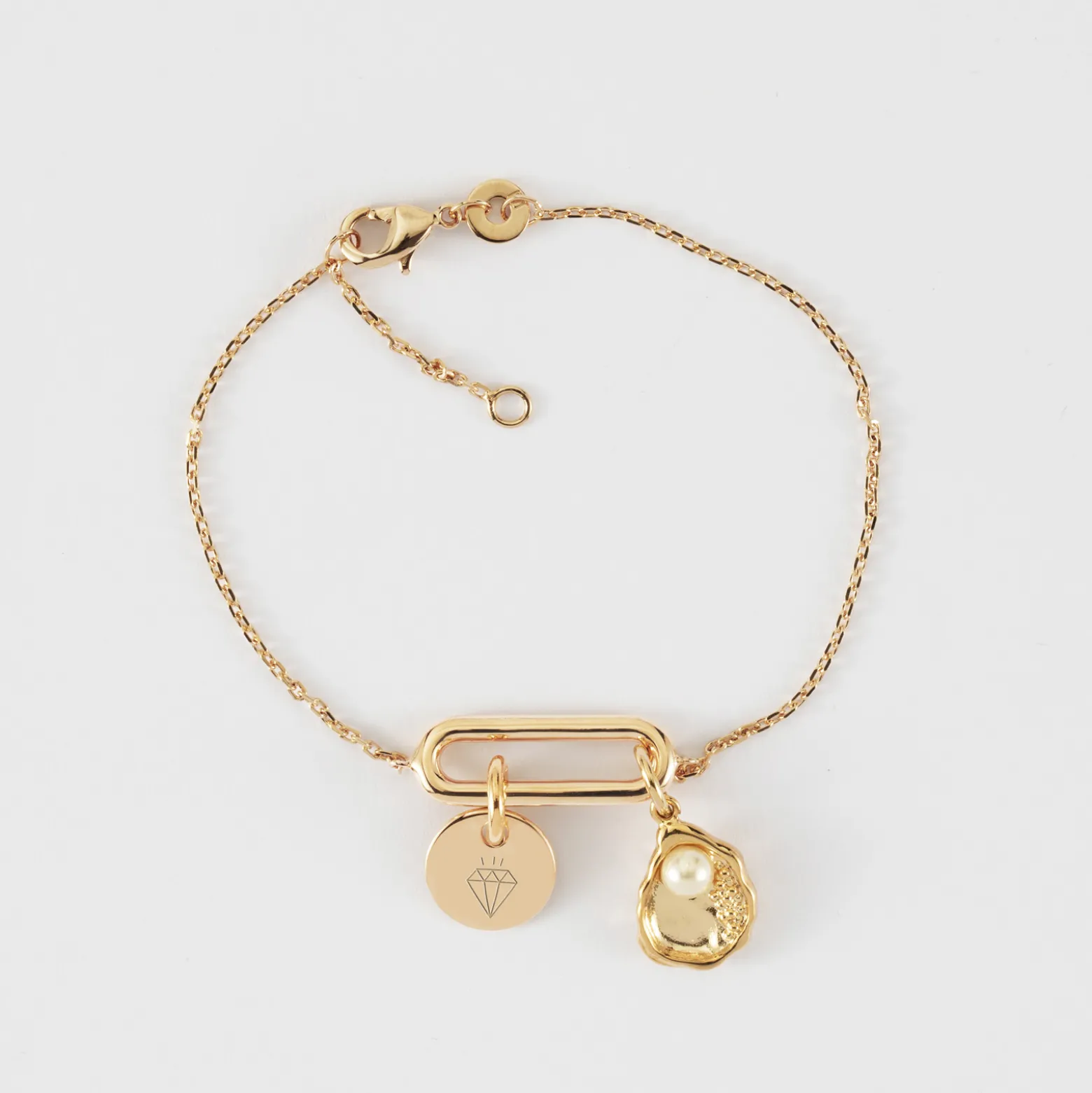 Bracelet chaîne ovale ouvert personnalisé médaille gravée plaqué or 15 mm et breloque coquillage perle blanche