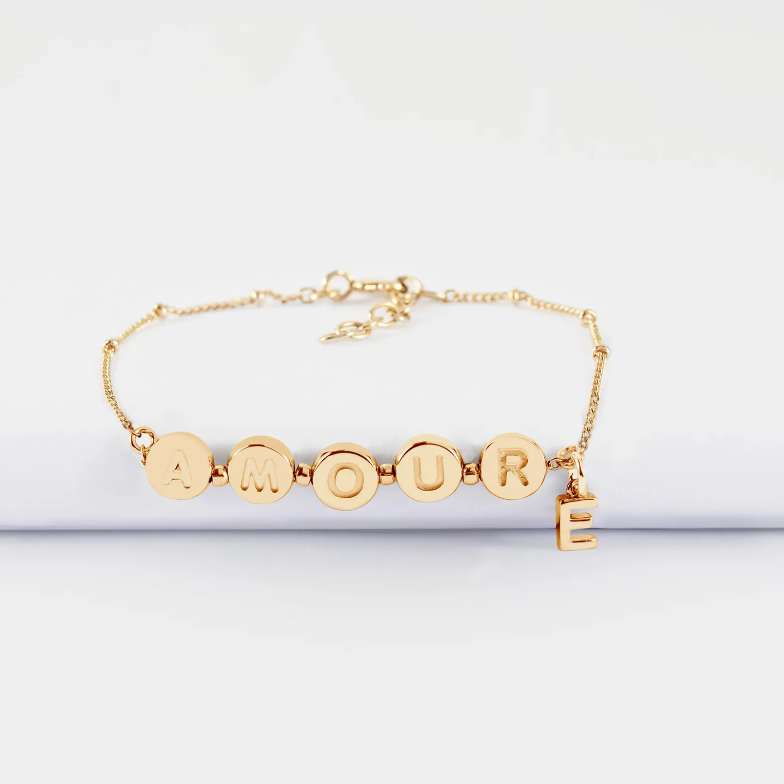 Bracelet chaîne pastilles estampillées "Amour" plaqué or et breloque lettre initiale 5 mm